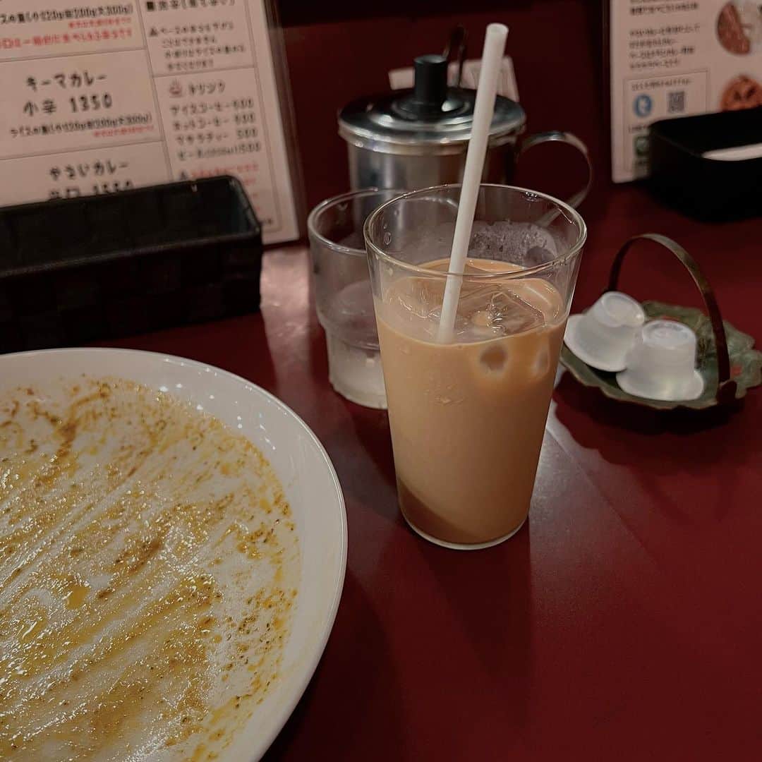 鈴木淳子さんのインスタグラム写真 - (鈴木淳子Instagram)「I miss 🍛‼︎ No.1 Indian Curry in Tokyo.  神保町カーマが閉店して、 2ヶ月が経とうとしています。  1番好きだった地元カレー。 じわじわと広がるスパイス。 じゃがいも好きにはたまらないゴロンと感。  写真を見ていたら、食べたくなって、唾をゴクリとしています。  美術予備校の先生に教えてもらったのをきっかけに、入って感動したんです。15年以上は経ったのかなぁ。 3ヶ月に1回くらい、たまちゃんと神保町に足を運ぶようになった矢先の閉店のお知らせ。 チキンカレーとキーマカレーを1度に頼むくらい好きでした。 (もちろん完食) 最後に行った日に頼んだ、マサラティーもおいしかったです。  待っています。 出来たら行きます。 どこまでも。  #神保町カーマ #チキンカレー」8月15日 21時00分 - junkosuzuki