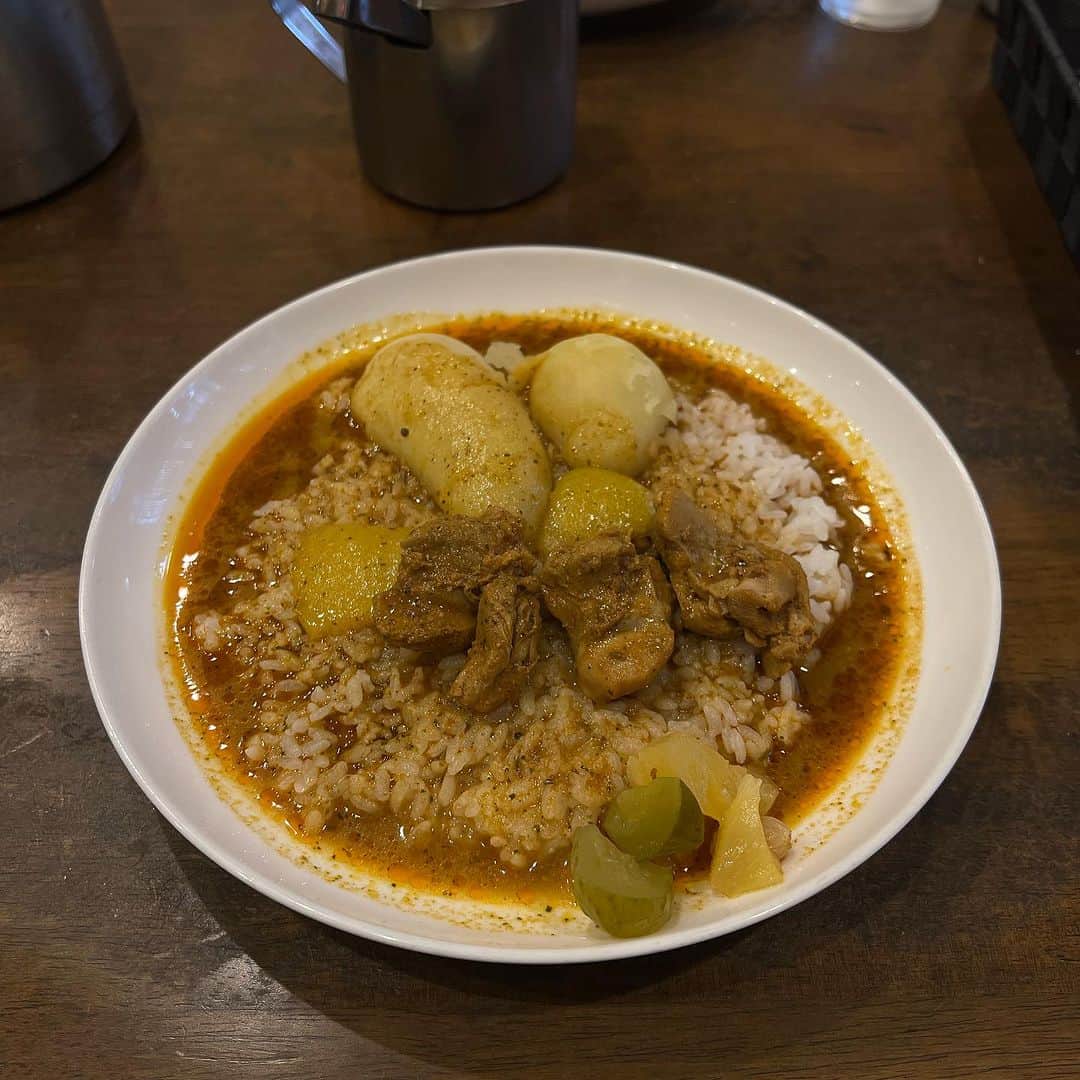 鈴木淳子のインスタグラム：「I miss 🍛‼︎ No.1 Indian Curry in Tokyo.  神保町カーマが閉店して、 2ヶ月が経とうとしています。  1番好きだった地元カレー。 じわじわと広がるスパイス。 じゃがいも好きにはたまらないゴロンと感。  写真を見ていたら、食べたくなって、唾をゴクリとしています。  美術予備校の先生に教えてもらったのをきっかけに、入って感動したんです。15年以上は経ったのかなぁ。 3ヶ月に1回くらい、たまちゃんと神保町に足を運ぶようになった矢先の閉店のお知らせ。 チキンカレーとキーマカレーを1度に頼むくらい好きでした。 (もちろん完食) 最後に行った日に頼んだ、マサラティーもおいしかったです。  待っています。 出来たら行きます。 どこまでも。  #神保町カーマ #チキンカレー」