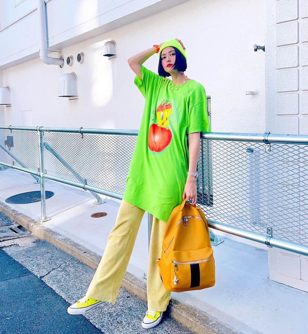 のインスタグラム：「ちょっと珍しく ゆったりしたシルエット🫧 そして8月にニット帽は可愛いけど…あつあつだった🥵  top #古着 pants #baserange  sneaker #converse   ーーー #古着コーデ #古着女子 #古着mixコーデ #カラーコーデ #カラフルコーデ #派手服 #派手好き #カラフル好き #170cmコーデ ＃高身長女子 #fashiongram #fashionlovers #colorfashion #colorfullife #ミカコのフク」