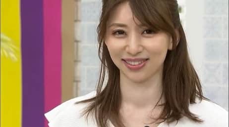のインスタグラム：「こんばんは🌙  先月も引き続き愛用者モデルとして QVCのオンエアに 出演させていただきました🖥🎥  毎回ナビゲーターさんやゲストさんとの 会話が楽しくてめっちゃ笑ってます🤣  番組でご紹介している美容液&クリームの 2ステップで相変わらずお肌の調子もいいです♡  衣装：@moncabinet_official  #qvcジャパン #qvc #qvcjp #オンエア #撮影 #shooting #愛用者モデル #美容モデル #撮影モデル #美魔女 #ミセスモデル #読者モデル #ヘアモデル #素肌美人 #ノーファンデ」