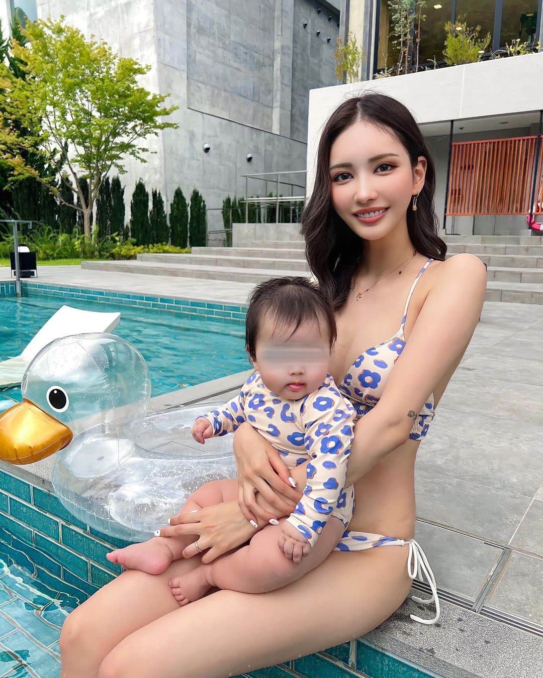 Ayakaのインスタグラム：「. 👶🏼と水着お揃いしたくて旅行決めた👙♡ 月末も楽しみ🚗💨🤍 . #7ヶ月ベビー #女の子ママ」