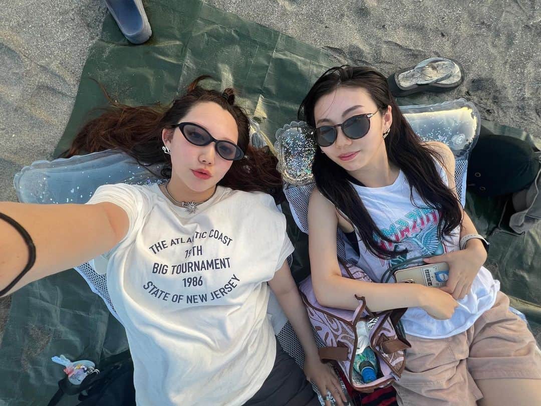 小笠原星のインスタグラム：「🎆🌊 砂浜寝ながら見る花火最高だった💞」