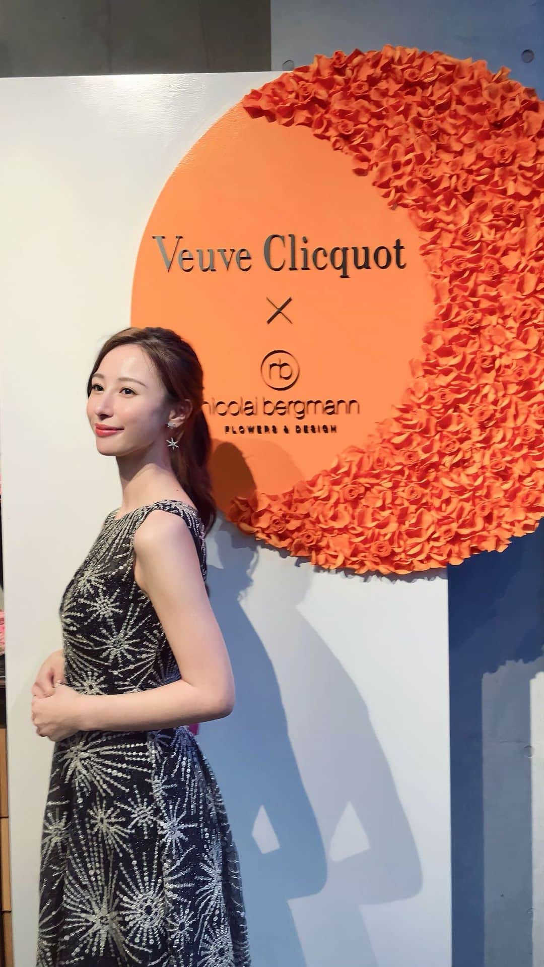 Chihiroのインスタグラム：「Veuve Clicquot × Nicolai Bergman🍾🌼  先日裕美さんと行ったレセプションパーティー♡ リールにしてみました🥂  #ニコライバーグマン #ヴーヴクリコ #nicolaibergmann  #veuveclicquot  #シャンパン #ハンバーガー #イメージコンサルタント #パーソナルカラー  〜〜〜〜〜〜〜〜〜〜〜〜〜〜〜〜〜〜〜 【イメージコンサルティングサロン　Ciccy】  パーソナルカラー診断が気になる方はこちら ▶︎ @ciccy_shibaura   ♦︎時間 9:30〜17:30 (時間調整可能)  ♦︎場所 東京都港区芝浦  ♦︎定休日 なし  ♦︎メニュー ✈︎Economy class✈︎ パーソナルカラー診断＋骨格診断 Ciccy診断士枠: ¥22,500- 代表栂野枠：¥32,000- ※ペア診断可能  ✈︎Business class✈︎ パーソナルカラー診断＋骨格診断＋メイクレッスン 代表栂野枠：¥48,500- ※ペア診断可能  ✈︎First class✈︎ 3〜4日かけて行うトータルプロデュース。メニューはカスタマイズ可能。 代表栂野枠：99,500-  詳細はInstagramプロフィール下のURLよりご確認ください。 〜〜〜〜〜〜〜〜〜〜〜〜〜〜〜 【イメージコンサルタント養成講座】  GIA芝浦校の養成講座は9月まで満席です。 現在2023年10月スタートより募集を開始いたしました♡ 詳しくはHPをご覧ください♡  〜〜〜〜〜〜〜〜〜〜〜〜〜〜〜」