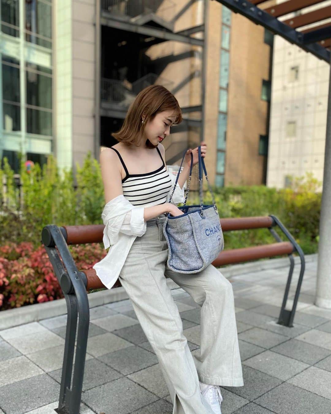 新部宏美のインスタグラム：「キャミソール付きシアーシャツ… @grl_official  デニムパンツ… @grace_continental.div   キャミ1枚が楽ちんすぎる🌻  小さいバックひとつでお出かけしたかったんだけど 水筒、日傘、日焼け止め&スプレーをマストで持ち歩くと毎回大荷物🫠」