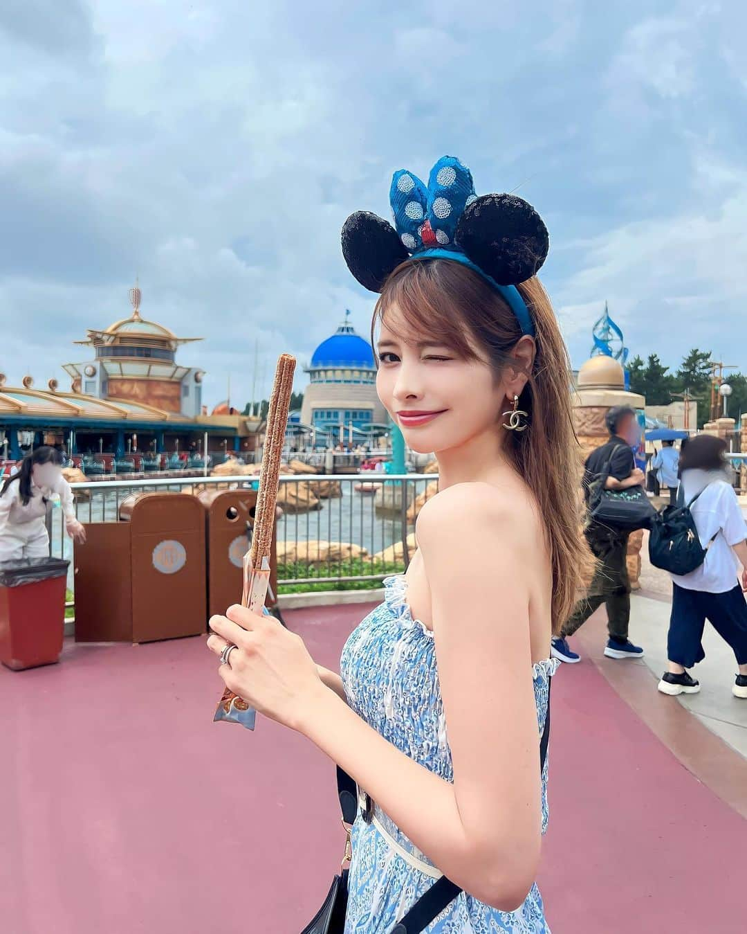 得あゆさんのインスタグラム写真 - (得あゆInstagram)「ランドよりシー派🌊🛟🐭🐬💦 夏の思い出🤍🤍🤍  #disneysea#ディズニーシー#シー#sea #東京ディズニーランド#東京ディズニーシー  ・ ・ ・ ・ ・ ・ ・ ・ ・ ・ ・ ・ ・ ・ ・ ・ #東京旅行#東京観光#チュロス#ディズニーシーグルメ#ディズニーシーコーデ#ディズニーコーデ#ディズニーリゾート#ディズニーグルメ#食べ歩き#夏休み#夏の思い出#tokyodisneyland#tokyodisneysea#churro#カチューシャ#トップス#ジャンボリーミッキー#ミッキー#ミッキーマウス#日焼けケア#美肌ケア#美白ケア#日焼け止め#おすすめコスメ」8月15日 21時08分 - tokuayu819