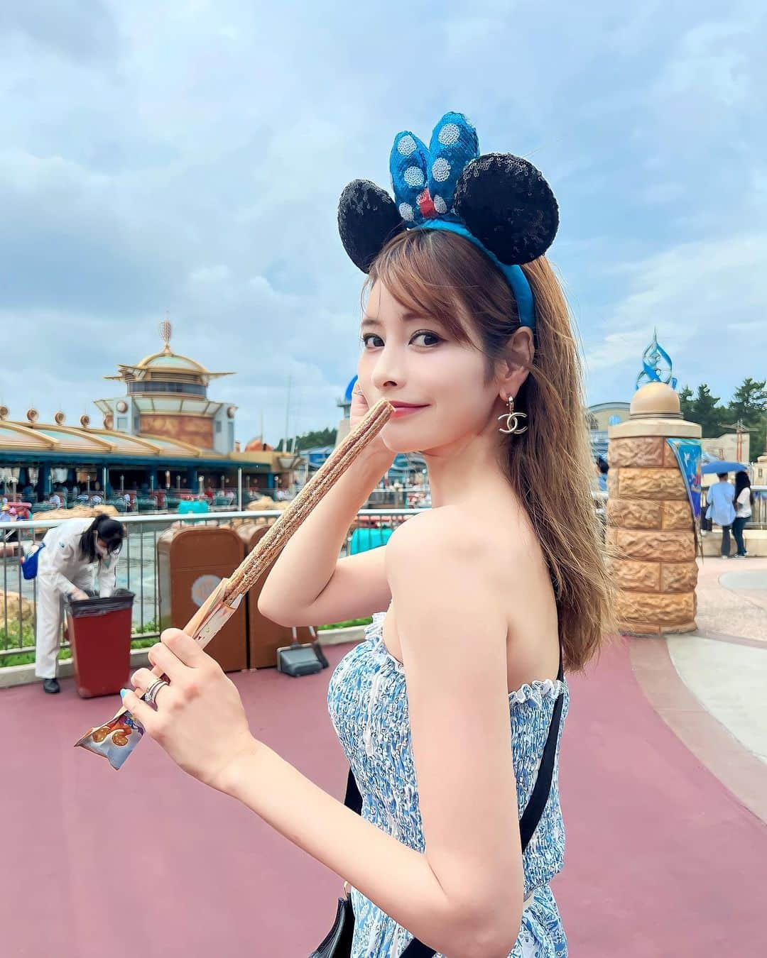 得あゆさんのインスタグラム写真 - (得あゆInstagram)「ランドよりシー派🌊🛟🐭🐬💦 夏の思い出🤍🤍🤍  #disneysea#ディズニーシー#シー#sea #東京ディズニーランド#東京ディズニーシー  ・ ・ ・ ・ ・ ・ ・ ・ ・ ・ ・ ・ ・ ・ ・ ・ #東京旅行#東京観光#チュロス#ディズニーシーグルメ#ディズニーシーコーデ#ディズニーコーデ#ディズニーリゾート#ディズニーグルメ#食べ歩き#夏休み#夏の思い出#tokyodisneyland#tokyodisneysea#churro#カチューシャ#トップス#ジャンボリーミッキー#ミッキー#ミッキーマウス#日焼けケア#美肌ケア#美白ケア#日焼け止め#おすすめコスメ」8月15日 21時08分 - tokuayu819