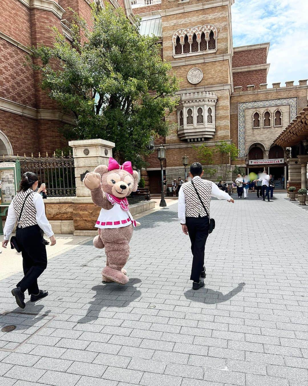 得あゆさんのインスタグラム写真 - (得あゆInstagram)「ランドよりシー派🌊🛟🐭🐬💦 夏の思い出🤍🤍🤍  #disneysea#ディズニーシー#シー#sea #東京ディズニーランド#東京ディズニーシー  ・ ・ ・ ・ ・ ・ ・ ・ ・ ・ ・ ・ ・ ・ ・ ・ #東京旅行#東京観光#チュロス#ディズニーシーグルメ#ディズニーシーコーデ#ディズニーコーデ#ディズニーリゾート#ディズニーグルメ#食べ歩き#夏休み#夏の思い出#tokyodisneyland#tokyodisneysea#churro#カチューシャ#トップス#ジャンボリーミッキー#ミッキー#ミッキーマウス#日焼けケア#美肌ケア#美白ケア#日焼け止め#おすすめコスメ」8月15日 21時08分 - tokuayu819