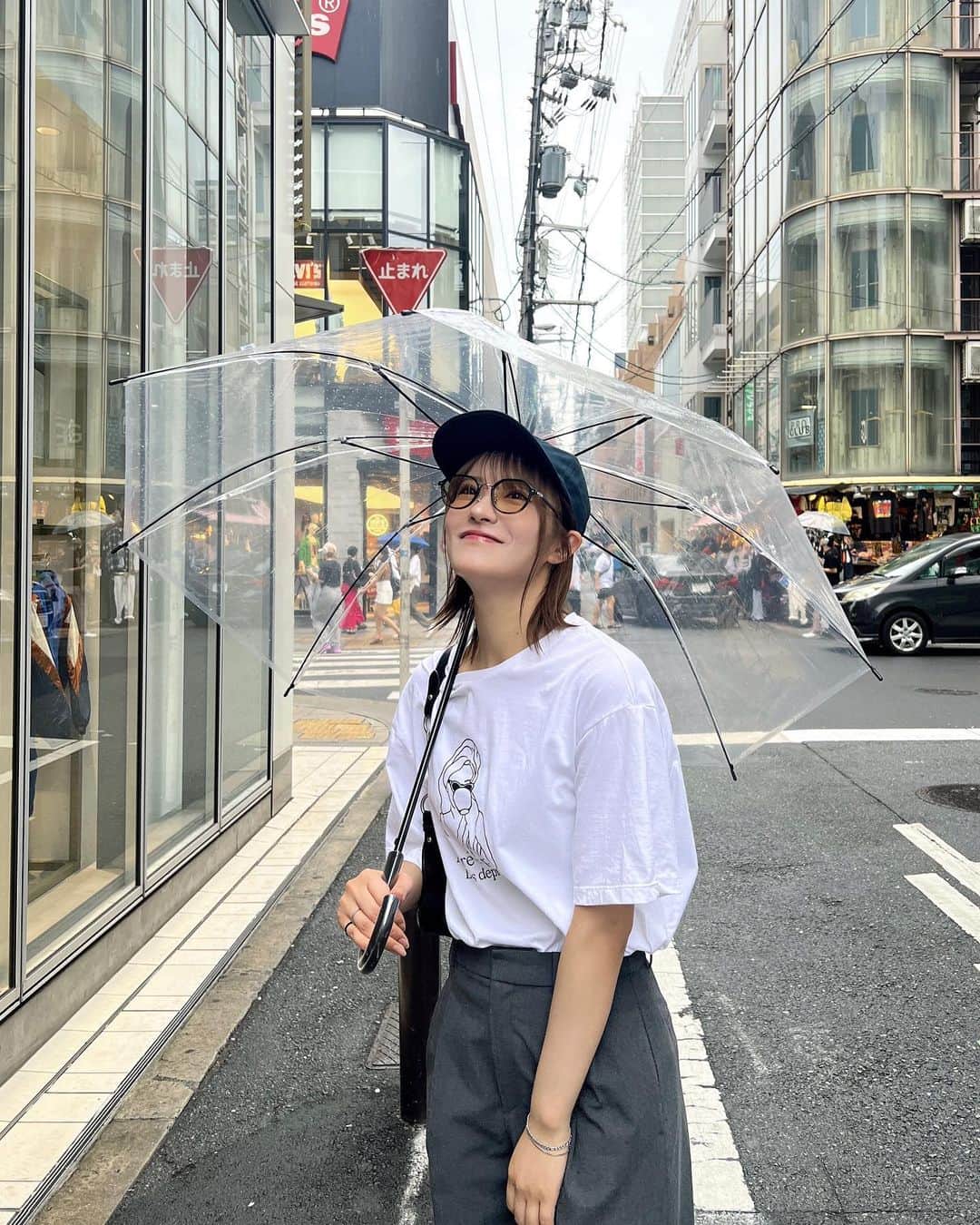 のインスタグラム：「大阪遊びに来た弟と古着屋めぐり👦🏻🛍 ⁡ ⁡ ⁡ #Tシャツ #LACOSTE #CHARLES&KEITH  #uniqlo  #古着 #ショートカット #ショートヘア #ボブヘア ⁡ ⁡」
