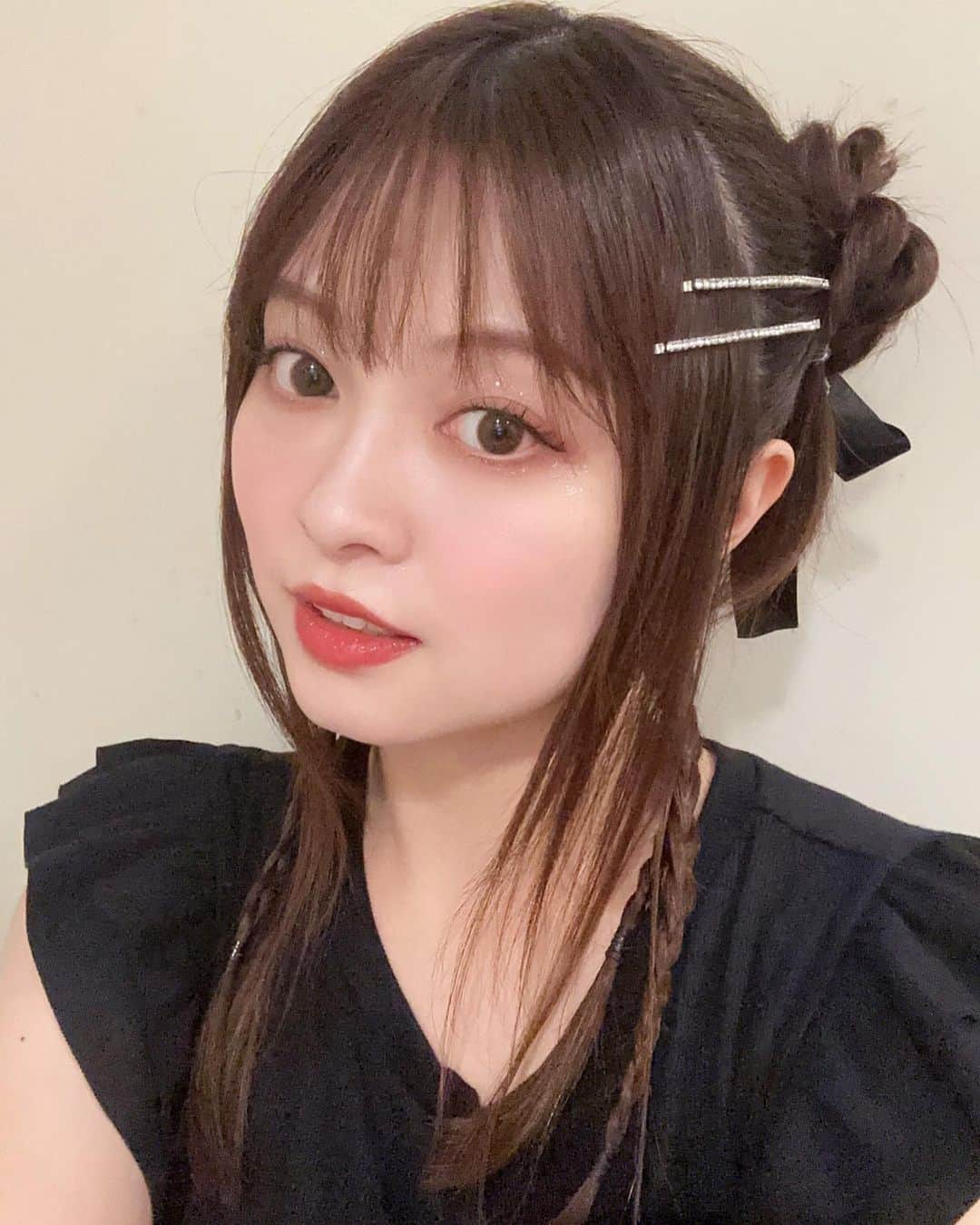 鈴木このみのインスタグラム：「#このみんリクエスト 大阪のヘアメイク🐼  目元にも髪にもキラキラを添えて👁️🍡✨🔥  #大好物の母が作る蓮根の挟み揚げ #今日食べるつもりでワクワクしてたんですが #台風の影響で急遽早く帰ることにしたので #食べられず🫠 #たこ焼きは食べれました！ #救いのたこ焼き #胃袋にすぐ入っていったので #写真がありません #とほほ胃ンスタグラム…」