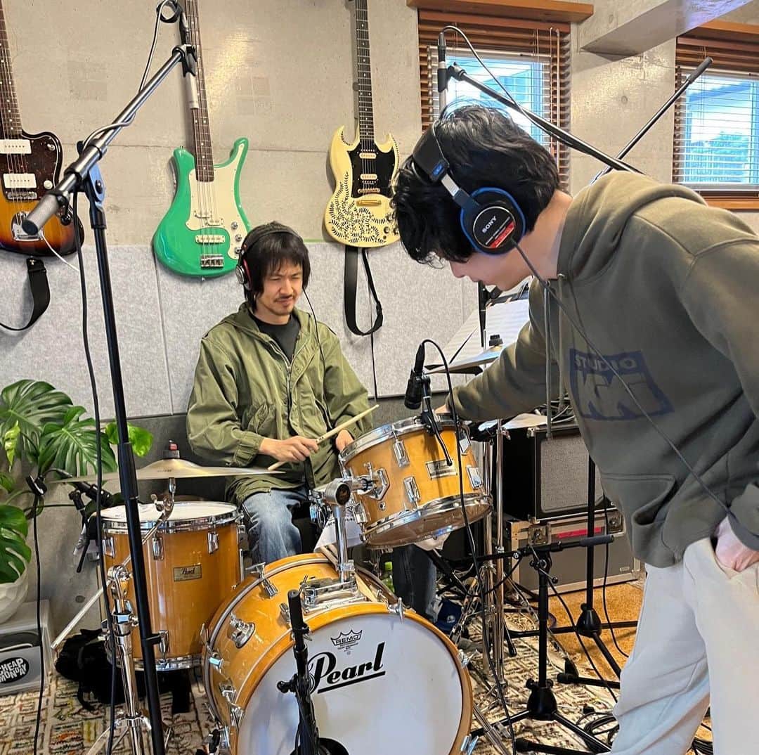 オカモトコウキさんのインスタグラム写真 - (オカモトコウキInstagram)「宇宙まおの3rd Album「Far away from」の収録曲「飛来」をプロデュース/演奏しております。 「飛来」は明日16日から配信開始だそうです！(ストーリーズから。ぜひ😛)  まおちゃんとの付き合いは実はそんなには長く無いのだけど、出会ってすぐに最高人間だということが発覚し、それ以来楽しい時間を過ごさせていただいております🙏そして同世代のミュージシャンとして心強い仲間でもあり、素晴らしいシンガーソングライターです。 今回のアルバム、彼女の辿ってきた道筋が込められたような素晴らしい作品なので、微力ながらお手伝いができて嬉しかった！  「飛来」は全ての楽器をStudio KiKi(@studiokiki_recording )で録音した記念すべき1曲でもあります。  録音メンバーはこちらも勝手知ったる 岡山健二(@kenji_drums )そしてアベマコト(@haburashiko )のスリーピースで。  我ながら良いアレンジになったと思います。まおちゃんありがとう〜！！」8月15日 21時10分 - okamotokouki