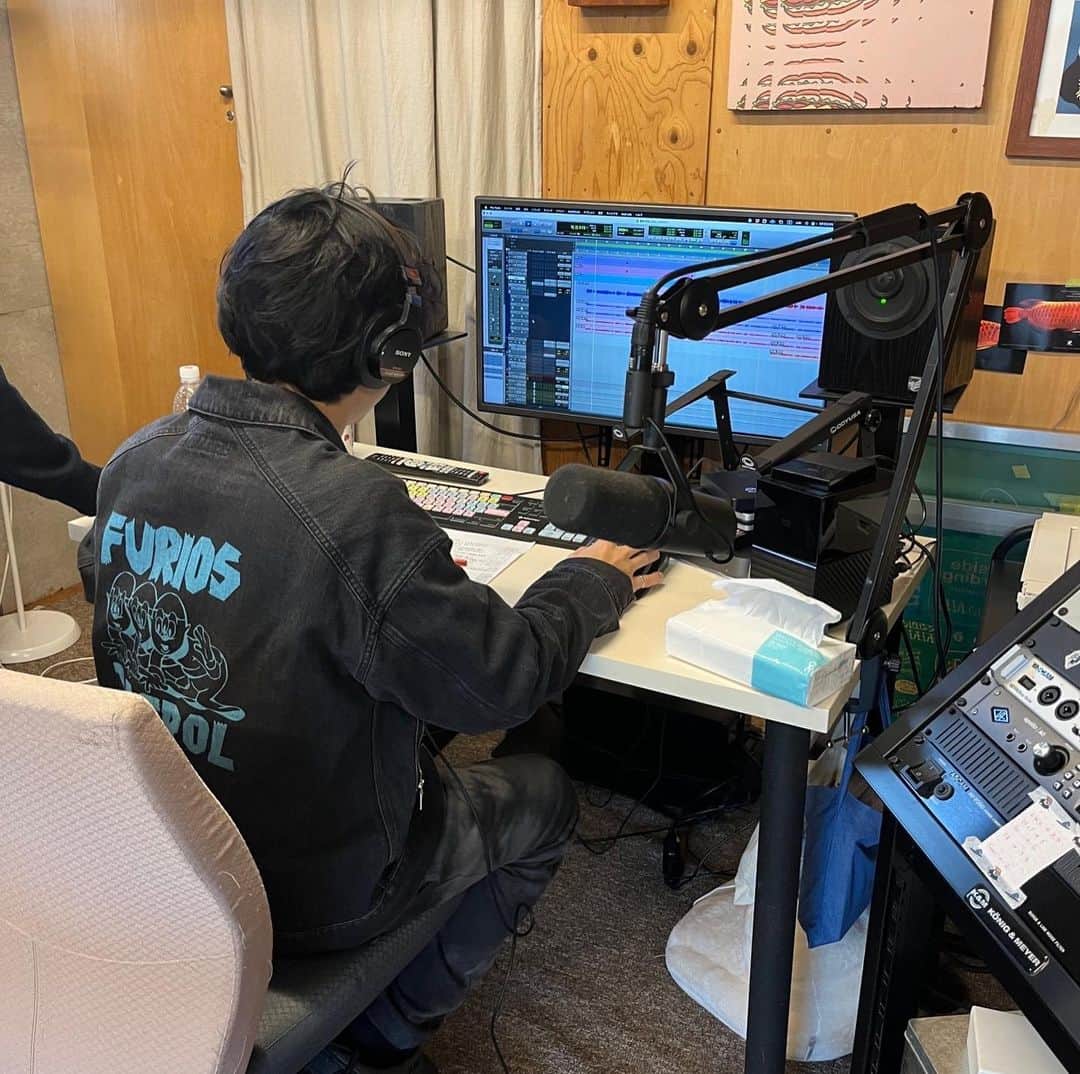 オカモトコウキさんのインスタグラム写真 - (オカモトコウキInstagram)「宇宙まおの3rd Album「Far away from」の収録曲「飛来」をプロデュース/演奏しております。 「飛来」は明日16日から配信開始だそうです！(ストーリーズから。ぜひ😛)  まおちゃんとの付き合いは実はそんなには長く無いのだけど、出会ってすぐに最高人間だということが発覚し、それ以来楽しい時間を過ごさせていただいております🙏そして同世代のミュージシャンとして心強い仲間でもあり、素晴らしいシンガーソングライターです。 今回のアルバム、彼女の辿ってきた道筋が込められたような素晴らしい作品なので、微力ながらお手伝いができて嬉しかった！  「飛来」は全ての楽器をStudio KiKi(@studiokiki_recording )で録音した記念すべき1曲でもあります。  録音メンバーはこちらも勝手知ったる 岡山健二(@kenji_drums )そしてアベマコト(@haburashiko )のスリーピースで。  我ながら良いアレンジになったと思います。まおちゃんありがとう〜！！」8月15日 21時10分 - okamotokouki