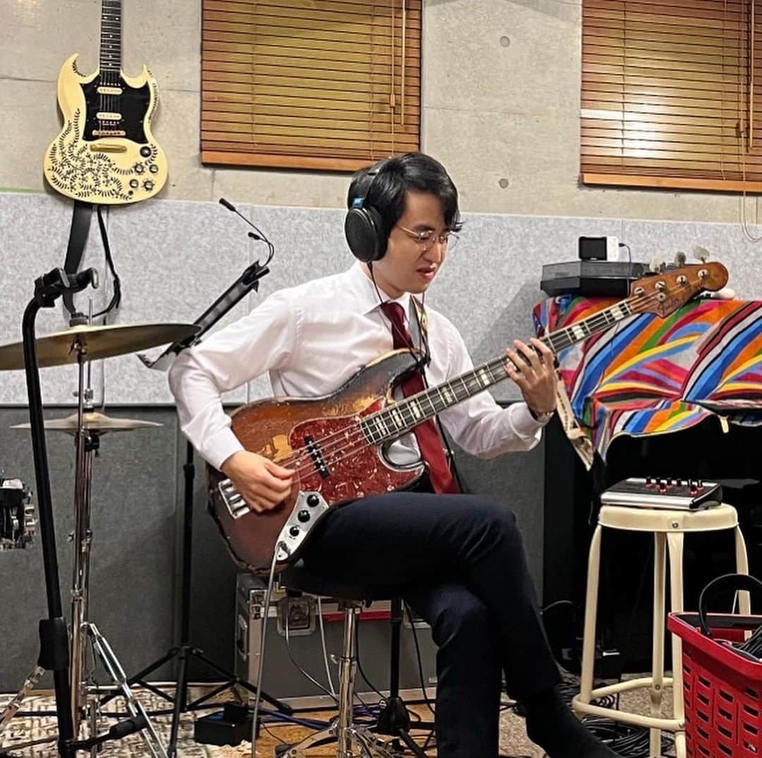 オカモトコウキさんのインスタグラム写真 - (オカモトコウキInstagram)「宇宙まおの3rd Album「Far away from」の収録曲「飛来」をプロデュース/演奏しております。 「飛来」は明日16日から配信開始だそうです！(ストーリーズから。ぜひ😛)  まおちゃんとの付き合いは実はそんなには長く無いのだけど、出会ってすぐに最高人間だということが発覚し、それ以来楽しい時間を過ごさせていただいております🙏そして同世代のミュージシャンとして心強い仲間でもあり、素晴らしいシンガーソングライターです。 今回のアルバム、彼女の辿ってきた道筋が込められたような素晴らしい作品なので、微力ながらお手伝いができて嬉しかった！  「飛来」は全ての楽器をStudio KiKi(@studiokiki_recording )で録音した記念すべき1曲でもあります。  録音メンバーはこちらも勝手知ったる 岡山健二(@kenji_drums )そしてアベマコト(@haburashiko )のスリーピースで。  我ながら良いアレンジになったと思います。まおちゃんありがとう〜！！」8月15日 21時10分 - okamotokouki