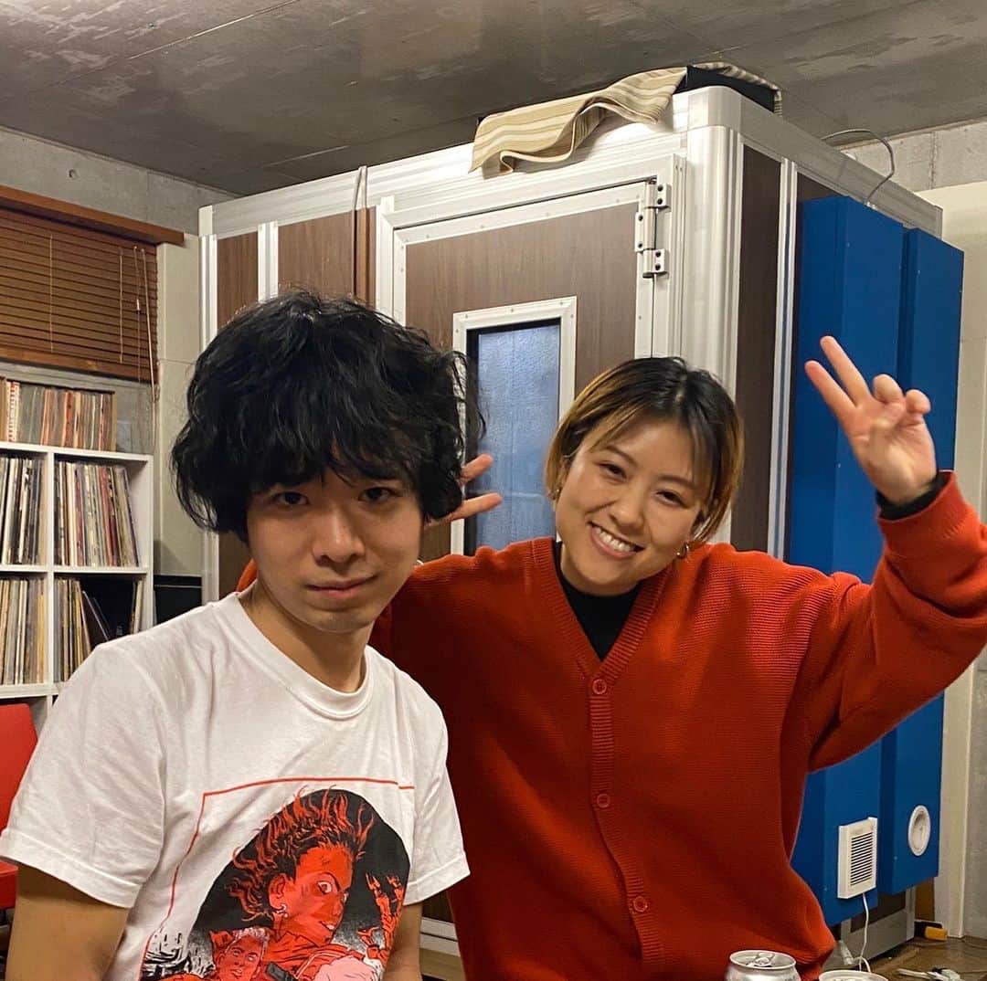オカモトコウキさんのインスタグラム写真 - (オカモトコウキInstagram)「宇宙まおの3rd Album「Far away from」の収録曲「飛来」をプロデュース/演奏しております。 「飛来」は明日16日から配信開始だそうです！(ストーリーズから。ぜひ😛)  まおちゃんとの付き合いは実はそんなには長く無いのだけど、出会ってすぐに最高人間だということが発覚し、それ以来楽しい時間を過ごさせていただいております🙏そして同世代のミュージシャンとして心強い仲間でもあり、素晴らしいシンガーソングライターです。 今回のアルバム、彼女の辿ってきた道筋が込められたような素晴らしい作品なので、微力ながらお手伝いができて嬉しかった！  「飛来」は全ての楽器をStudio KiKi(@studiokiki_recording )で録音した記念すべき1曲でもあります。  録音メンバーはこちらも勝手知ったる 岡山健二(@kenji_drums )そしてアベマコト(@haburashiko )のスリーピースで。  我ながら良いアレンジになったと思います。まおちゃんありがとう〜！！」8月15日 21時10分 - okamotokouki