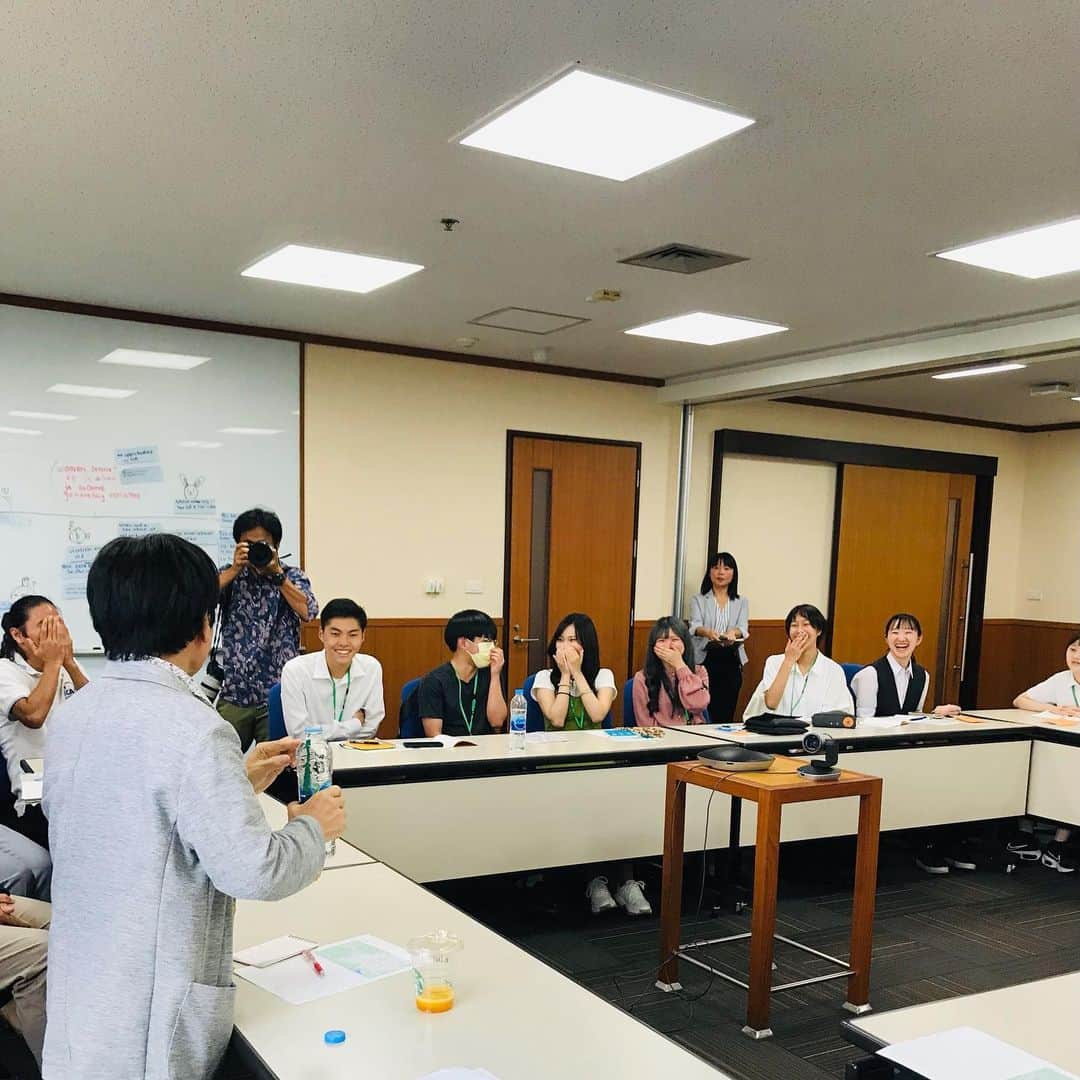 尾木直樹さんのインスタグラム写真 - (尾木直樹Instagram)「タイ・バンコクの日本大使館にて梨田大使に昼食会に招待され嬉しく色々お話しを伺いました。JICAエッセイコンテストの生徒・学生さんとJICA事務所で「振り返り」をしました〜。抱えきれない体験的繋がりや学びを得たみなさんの報告に感動させられた尾木ママです♪♪♪ ｰ #タイ#研修#バンコク #JICA#エッセイコンテスト#日本大使館#現地高校生も繋がりを求めています#信頼#インクルーシブ#インタラクティブ#国際理解教育#開発教育#尾木ママ」8月15日 21時10分 - oginaoki_ogimama
