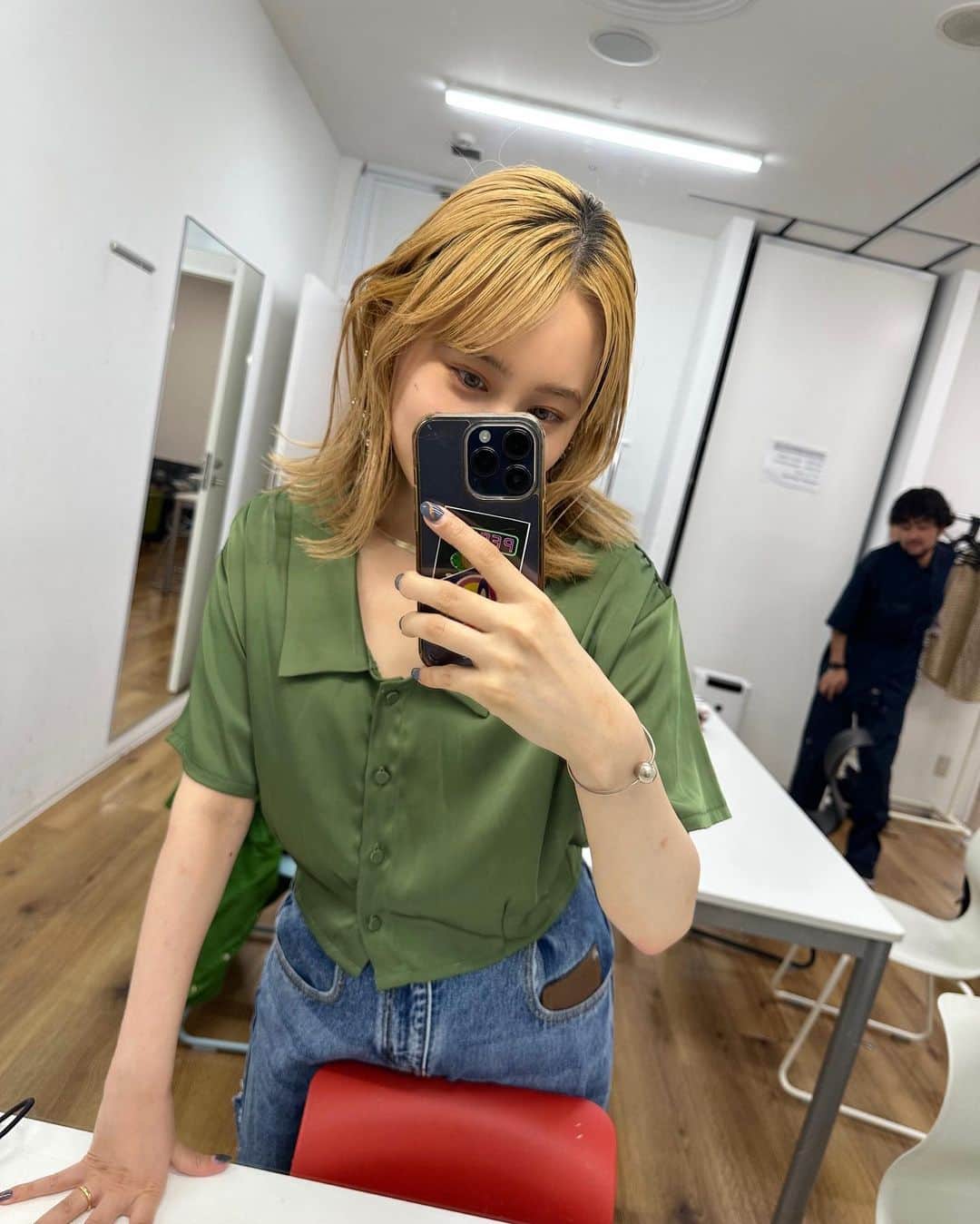 西恵利香のインスタグラム：「🍃into the wind 大阪,名古屋🍃 ⁡ ありがとうございました〜！！！ ⁡ 東京大阪名古屋と終わってみて、 各地それぞれの色があって ツアーっておもしろいな〜なんて感じました🫶 ⁡ どこもとっても楽しかった❤️‍🔥 ⁡ ヨナヨナを通して知ってくれて、 新たにフォローしてくれた皆さまもありがとう！ 仲良くしてね🫰 ⁡ ⁡ 名古屋の衣装は、引き続き上下ともに AMAIL @amail_official  ⁡(〜ビーソルを添えて〜)  初めてデニムを履いてステージに立ったんだけど かなり好きかも！ ⁡ 衣装や気分に合わせて、ヘアやメイク、小物なんかも変えたりして 演奏面以外でも遊ばせてもらってます🥰  大阪は久しぶりにポニーにした🐴  次回は1週空いて 8/26に福岡へお供します✈︎  福岡、大大大好きなもんで待ち遠しくて仕方ない〜〜〜！  そして… 同じくヨナヨナサポートの 高橋遼 @ryo.takahashi1028 と共に サポサポウィークエンダーズの BENTO THE WINDという謎企画を頑張って撮っております…！  各地のお弁当を紹介しているリール、 よかったらご覧ください😂🍱 @yonayonaweekenders  ⁡ ⁡ ⁡ #YONAYONAWEEKENDERS #intothewind #nishierika #西恵利香 #amail #衣装 ⁡」