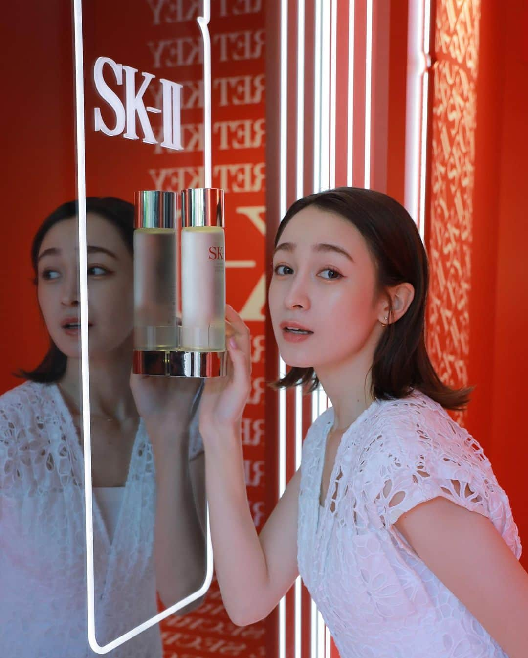 藤井サチさんのインスタグラム写真 - (藤井サチInstagram)「SK-II Secret Key Houseへ🫧 ⁡ ​     ピテラ™エッセンスを 2週間使ってみて参加させていただきました🌬️ ⁡ ⁡ ​  イベントで肌測定したんだけど、結果が…. とっても良くてうれしかったー！😆 ⁡ ⁡​  今の季節は汗をかいたり、冷房の効いたところでは乾燥が気になっていたけど、夏のさまざまな肌悩みに1本で寄り添ってくれるんだなと実感。 ⁡ ⁡ ​  これからも使い続けようと思います💆🏼‍♀️ ⁡ ⁡ ⁡ ⁡ ⁡ ​     ピテラ™：特別な酵母の株から、独自のプロセスで発酵させ生み出した、​SK-IIだけの天然由来成分（SK-II独自のガラクトミセス培養液－整肌保湿成分） ⁡ ​  #SKII #ピテラエッセンス #フェイシャルトリートメントエッセンス #肌測定#secretkeyhouse #PR」8月15日 21時12分 - sachi_fujii_official