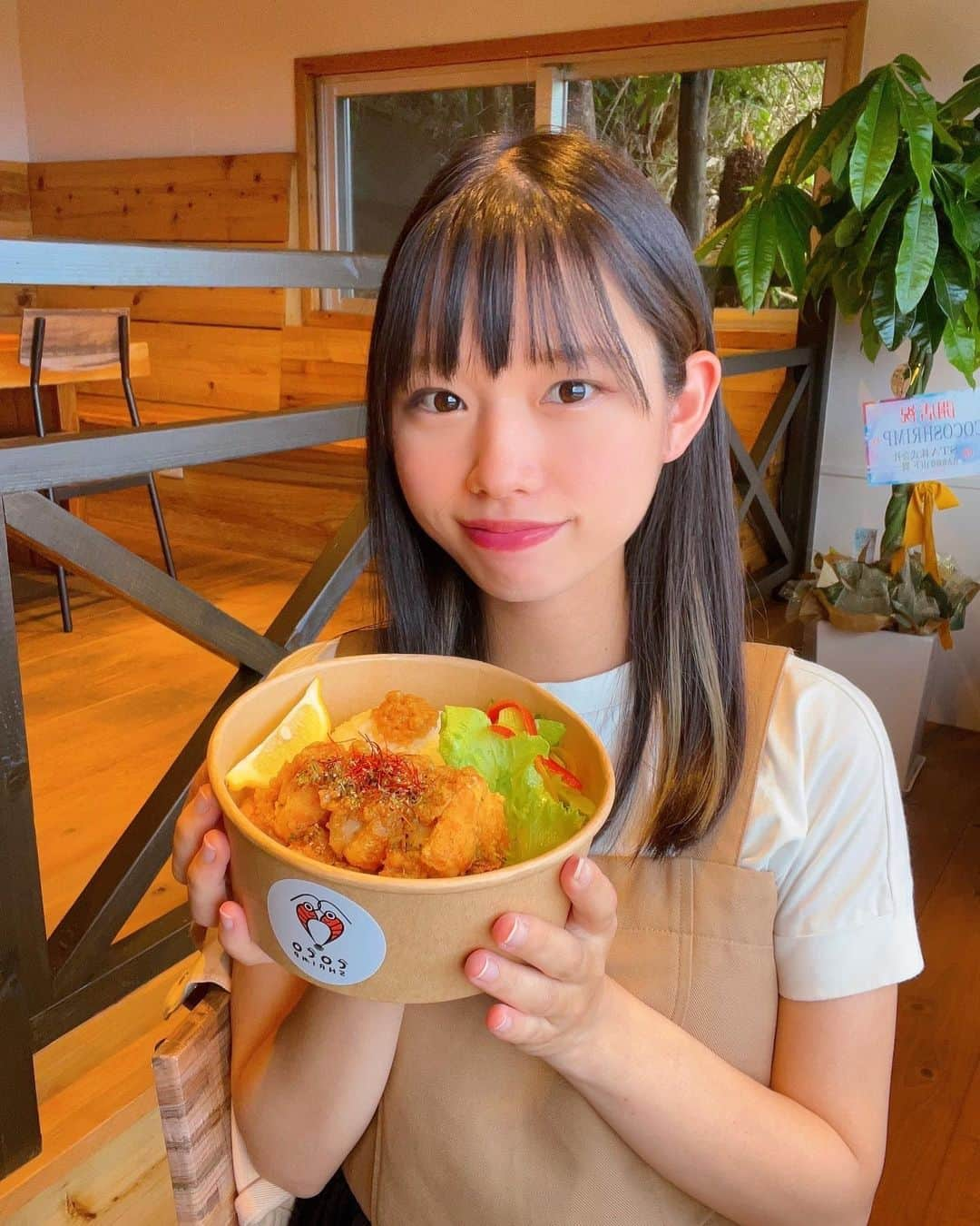 なみなみさんのインスタグラム写真 - (なみなみInstagram)「♪ 沖縄に帰ってきて、いろんなお店行くんだけどその中でもオススメなお店を見つけたので紹介します🫶🫶  中城にあるガーリックシュリンプ専門店🦐 【COCO SHRIMP（ココシュリンプ）】  最近オープンしたみたいで、店内から見える海が最高🏖 ココナッツオイルで揚げたエビもプリプリでソースもすっごいこだわってるみたい👏👏 写真で見るより大きくてびっくりした🦐🫢❤️  テラス席もあってワンちゃんと一緒に行きたい🐶  雨の日でもゆっくりできる最高のスポットです😎  浜比嘉にもキッチンカーがあるみたいなのでそこも行ってみたい☺️❤️」8月15日 21時21分 - naminami.idushi