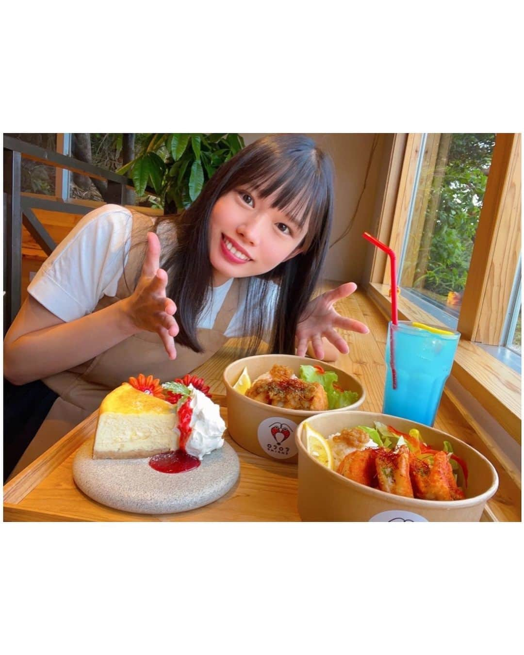 なみなみさんのインスタグラム写真 - (なみなみInstagram)「♪ 沖縄に帰ってきて、いろんなお店行くんだけどその中でもオススメなお店を見つけたので紹介します🫶🫶  中城にあるガーリックシュリンプ専門店🦐 【COCO SHRIMP（ココシュリンプ）】  最近オープンしたみたいで、店内から見える海が最高🏖 ココナッツオイルで揚げたエビもプリプリでソースもすっごいこだわってるみたい👏👏 写真で見るより大きくてびっくりした🦐🫢❤️  テラス席もあってワンちゃんと一緒に行きたい🐶  雨の日でもゆっくりできる最高のスポットです😎  浜比嘉にもキッチンカーがあるみたいなのでそこも行ってみたい☺️❤️」8月15日 21時21分 - naminami.idushi