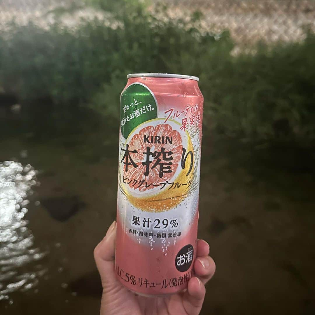 福吉 彩子さんのインスタグラム写真 - (福吉 彩子Instagram)「働くかあさんのお出かけコーデ 夏休み前半戦のお楽しみは　#ドリカムワンダーランド2023  何度も抽選に応募して、ようやっと手に入れたチケットはアリーナ最前列！美和ちゃんがまあまあ間近に！  ⭐︎⭐︎⭐︎⭐︎⭐︎⭐︎⭐︎⭐︎ 4年に一度のワンダーランドは、アンケートで公募されるリクエストの上位曲で構成されるライブで私は3回目。 高校受験が終わるくらいの時期に初めて「Love goes on」のアルバム手にしてから、学生時代どっぷりで大好きだったドリカム。 大人になってもあの頃の曲を想い出と共に噛み締められて何とも幸せな気持ちに。美和ちゃんがエイジレスすぎて、歌う・踊る・走る・跳ぶ、が全て凄すぎ！ 前日に、高校を訪ねたこと、大学仲間とカラオケに行ったこともあり、こちらも想い出エンジン全開で挑みました〜  ドリカムの大好きな曲はたくさんありますが、今回のライブを通して素敵やん、、改めて見直した曲は・・・  ・LAT43°N  初めて聞いた14歳の時から、聞いただけで物語が浮かぶこの曲に想いを馳せていたものだけど、その感情が30年以上経っても色褪せない凄さを感じた。 本当は気づいているの〜あなたは彼女を忘れない〜  ・あの夏の花火 夏のワンダーランドって珍しいみたいで、まさに今回は旬の季節。いかにもマイナーコードから始まるあの曲調と演出に心掴まれる！  ・あの鐘をならせ 前奏からの壮大さがとにかくライブ向きのワクワク感。知ってはいたけど改めて聞く、出だしの「もしもはなくて、も一度もなくて、巻き戻しもできなくて」歌詞も40超えた今、改めて沁みる。  みなさんはドリカムの大好きな曲ありますか？→コメント欄に！  ちなみに、夜は久しぶりに泊まった神戸ベイシェラトン。セミがギャン泣きする中いただいた朝食に温泉、都市部のホテルとしてはかなりよかった！！  #ドリカムワンダーランド #ドリカムライブ   #ワーママ #ワーママコーデ #働くかあさん  #プチプラコーデ  #アラフォーファッション」8月15日 21時21分 - fuku44aya