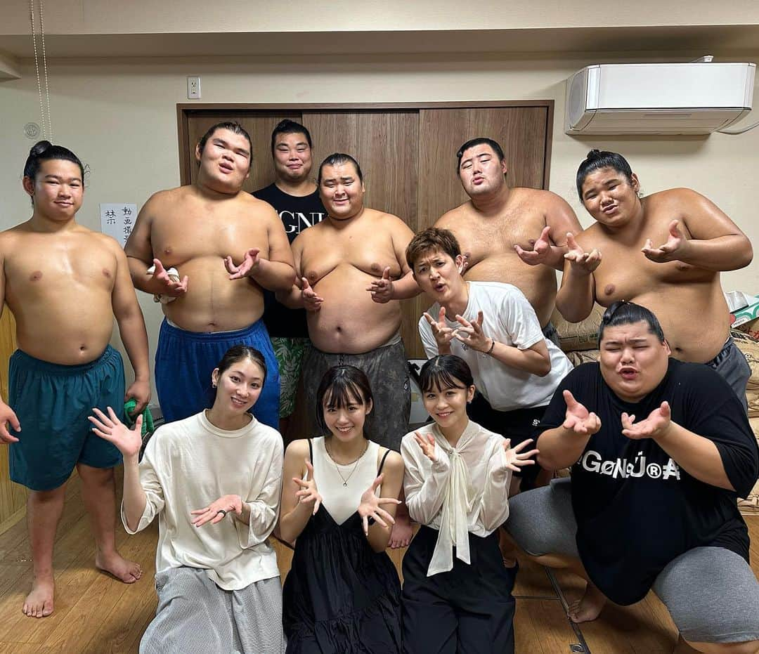 むらせのインスタグラム：「未来ある田子ノ浦部屋の力士とカノサレ、963のアイドルの皆さまと🏆🍶💃ちゃんこウマッ🍲 #田子ノ浦部屋 #隆の龍 #隆嵐 #海真 #獅子丸 #応時山 #小力 #松澤 #畠山英莉 #辻優衣 #安達葵紬 #カノサレ #963 #ビールがお椀w #お米30キロ」