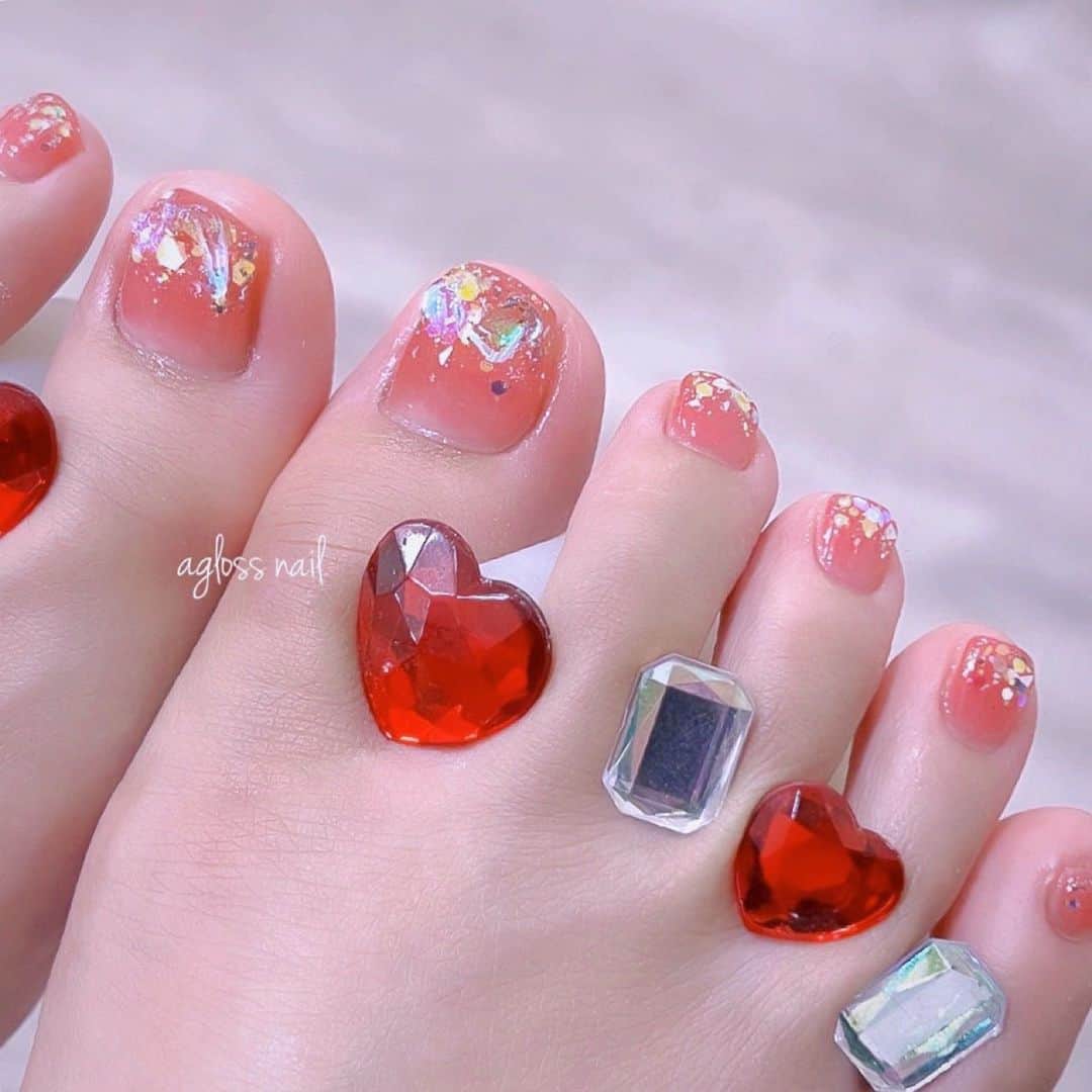 井口裕香のインスタグラム：「🧡🩷🧡🩷 いまのあしのねいる♡!! ↪︎ @agloss_nail 🍒 氷ネイルでキラキラです🤩  #あしのつめ #小指までしっかり #カタチきれいなのが #ちいさなじまんです☺️」
