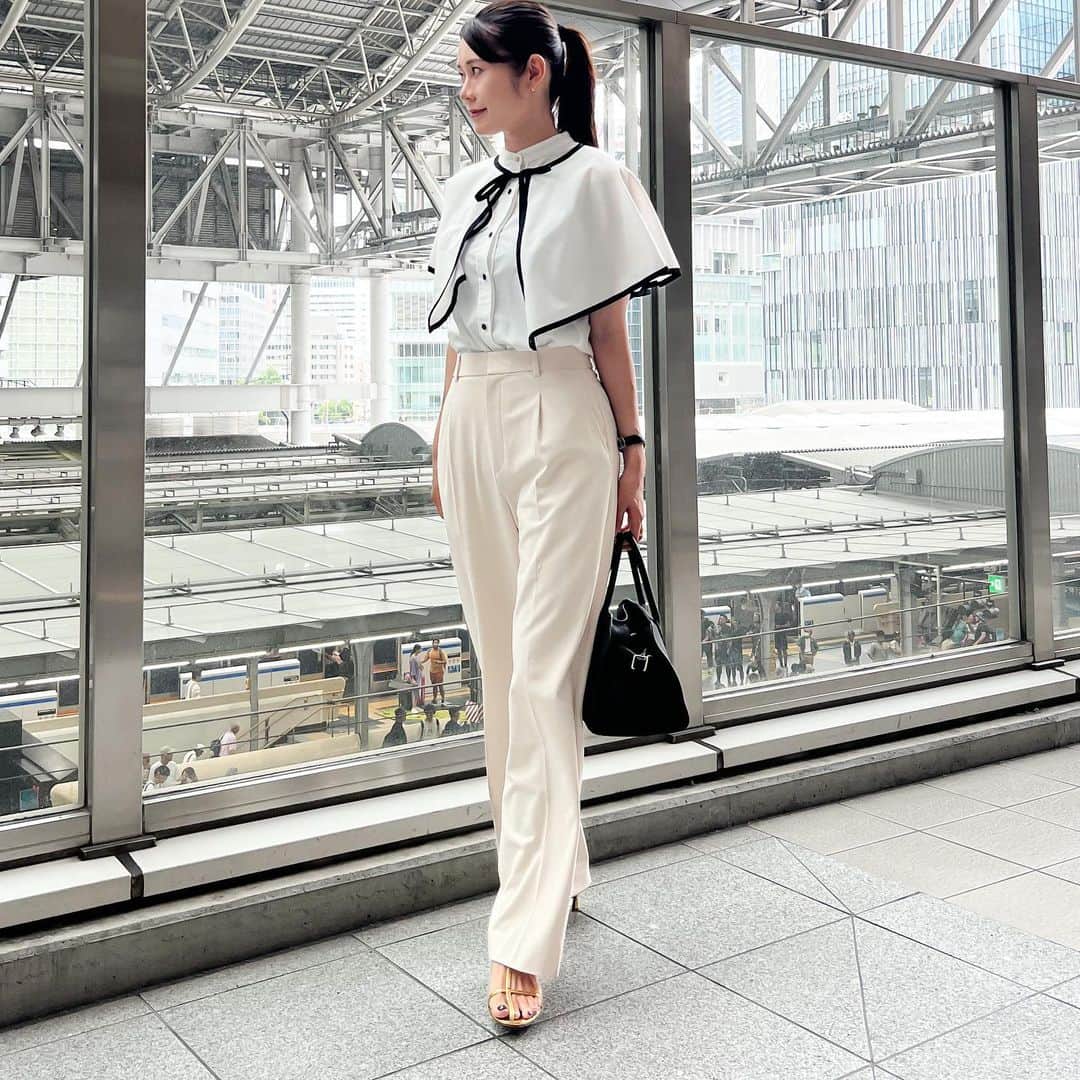 n.etsuuのインスタグラム：「2023.8.15  \昨日のコーデ/  blouse▸ @sa_youu × @soil_nine  pants▸#UNIQLO #タックワイドパンツ natural 丈長めMサイズ sandal▸#LETALON bag▸#therow  友達にも褒めてもらえたブラウス♡もぉ何度か着ているのにやっと写真撮れた。 やっぱ可愛いよねぇ〜☺️✨  パンツはまたまたUNIQLOの タックワイドパンツでした。  その他のコーデは…👉 @n.etsuu  #ユニクロ #ユニクロコーデ #大人カジュアル #高身長コーデ #ママコーデ #骨格ストレート」