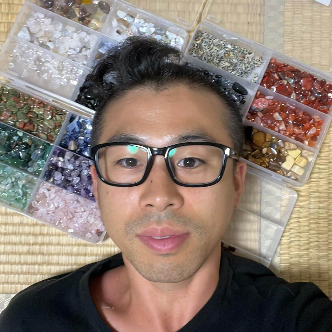 勝亦博物館さんのインスタグラム写真 - (勝亦博物館Instagram)「今日も生放送ありがとうございました！  自分は宝石が好きなので 奇石博物館で沢山取ったさざれ石を仕分けしました。 やりたいことの一つとして シーグラスアート？とやらをやっていきたいので 頑張ります。  #勝亦博物館 #自撮り #自撮りおじさん #毎日自撮り #毎日勝亦 #シーグラスアート #宝石 #奇石博物館 #YouTuber #勝亦博物館が夫やってます」8月15日 21時16分 - katsumatan.0414