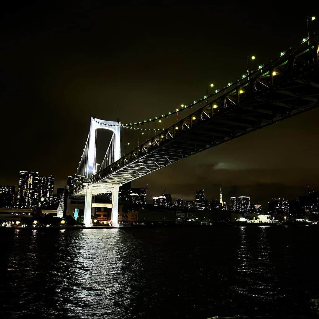 間瀬遥花のインスタグラム：「. 東京湾納涼船🚢 . 景色も綺麗だったし、 羽田に向かう飛行機がものすごい近さで頭上を飛んで行ったりして迫力もすごかった〜 . . . #東京湾納涼船 #東京湾 #東京湾クルーズ」