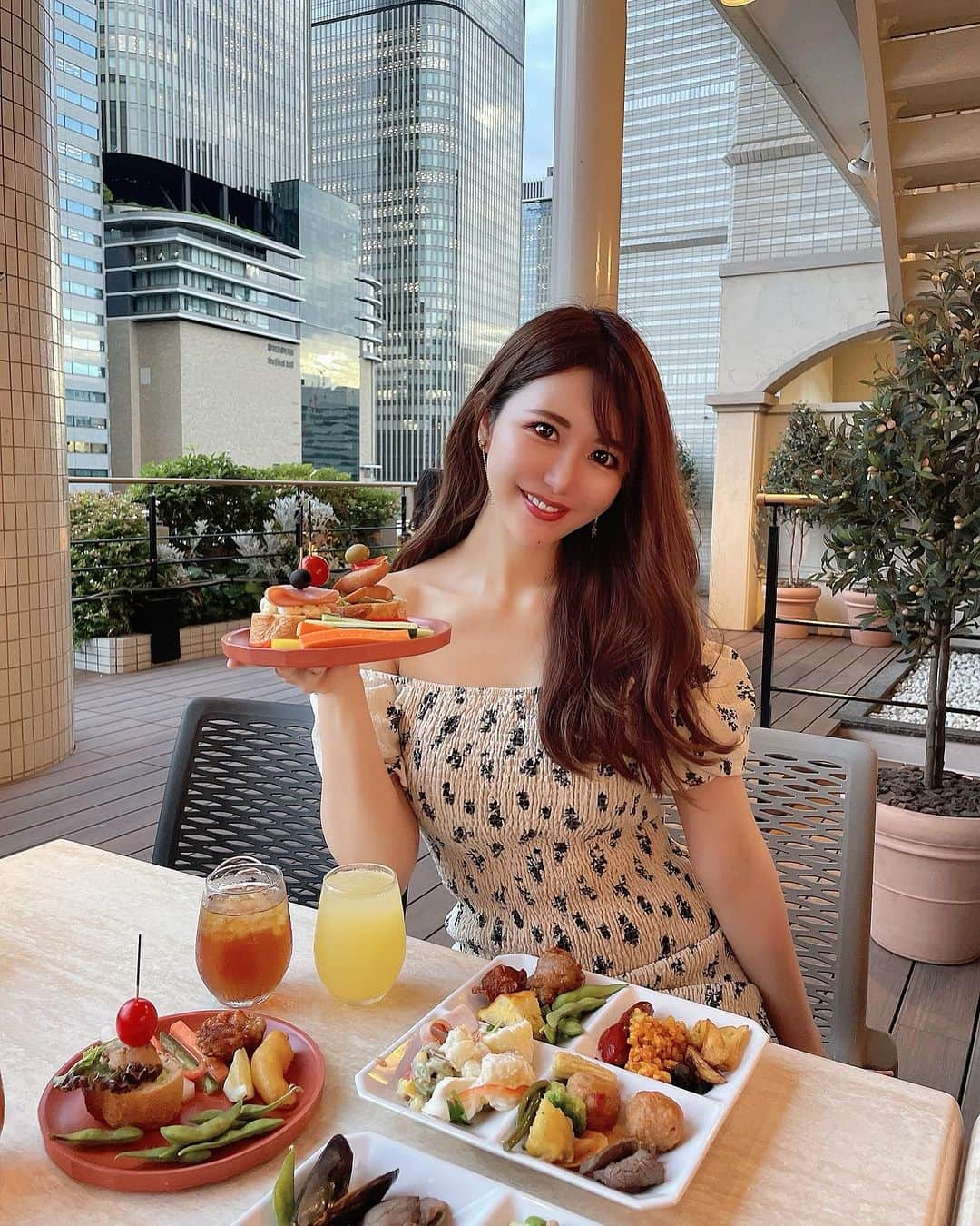 ayaのインスタグラム：「＼🇪🇸Beer バル🍺／ ⁡ “CASA ESPAÑA”  ~情熱の国スペインに旅しよう~ ⁡ @anacrowneplaza_osaka で開催中の スペインバル×ビアガーデンに行ってきたよ🍺😚 ⁡ スペインのお家のような雰囲気の中庭で タパスやパエリア🥘ビール🍻ワインを楽しみました❤️ ⁡ 大きなフライパンで作るパエリアは迫力満点🥘 デザートのチュロスも美味しかった♪ ⁡ 屋根付きの全天候型屋外テラスなので雨でも安心☔️ ⁡ 美味しいスペイン料理とビールで暑い夏を 乗り切りましょう٩꒰๑ ´∇`๑꒱۶ ⁡ ▫️期間　2023年9月30日(土)まで 📞 06-7660-0071 平日：6:00p.m. – 9:30p.m.  土曜日：5:30pm 定休日：日曜日（連休にあたる日は営業します） ⁡👛大人1人￥6,500（税込）120分制  ※30分延長毎に追加料金￥500（税込） 6～12歳お子様：3,000円税込（5歳以下無料） 未就学児、乳児もお席のご予約はお願い致します。 ⁡ 『めっちゃええやん！３時間満喫プラン🉐』 飲み食べ放題で7,000円もやってるので、 ぜひ詳しくは @anacrowneplaza_osaka から チェックしてみてね💓👍 ⁡ #ビアガーデン#ビアガーデン大阪 #関西グルメ #大阪グルメ #大阪#大阪ディナー#大阪観光 #大阪ホテル #大阪旅行#anaクラウンプラザホテル大阪」