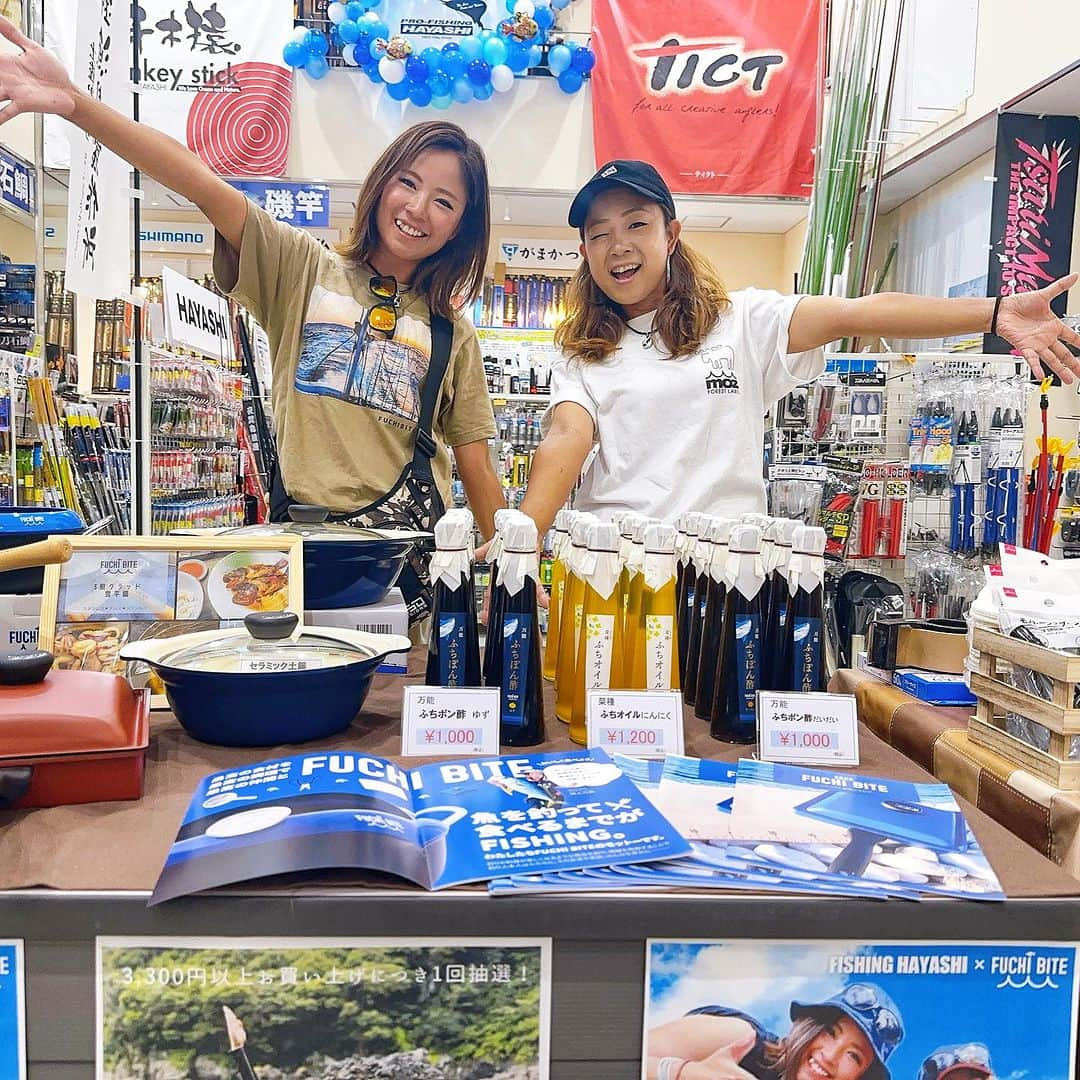 渕上万莉 のインスタグラム：「高知県の【フィッシングハヤシ】さまでの来店イベント✨  8/12.13お盆真っ只中にお邪魔しました😆☀️  貴重な夏休みに立ち寄ってくれた皆様本当にありがとうございました🥹✨✨  よさこい祭りもあり、街中大盛況🔥  GW前からホテルもなかなか取れないという事で、スタッフさんのお家に泊めてもらう予定でいたけど、よさこい選抜後に急遽キャンセルが出たという事でホテルをスタッフさんが確保してくれました🥹🙏🏽❗️🏨  それはまさかのセミダブルベットの2人部屋🛏（笑）🤣🤣 チェックインしてドア開けてからみんな知った事😂🚪  私とにっしゃんはともかく ダイは初対面の大野店長との相部屋で大爆笑🤣🤣❗️（笑） そういうハプニング大好きやから🤣🤣🤞🏾❗️  夜ご飯前によさこい祭り見て感動して、それから海鮮が美味しい居酒屋までご馳走してもらって🏮🍺 お疲れ乾杯❗️🔥  前に一回ロケで来た時も思ったけど 珍しい海鮮多くてどれもクオリティ高すぎる❗️🐟✨  フィッシングハヤシさんに何から何までお世話になりまくりました🥹🙏🏽❣️  ダイは夜、釣りまで案内してもらってチヌとシーバスも釣って大満喫したらしい😅♨️  帰り道は大渋滞に巻き込まれて7時間かかったけど、この機会で高知が大好きになった私たち☀️  来年も必ず遊びに行きます✨ 次は船釣りもセットでね😆🐟🐟  その時はまた相手してくださいー❣️  楽しみにしちゅうきー😆🙏🏽❤️  ■2023.8.12.13 高知県高知市 フィッシングハヤシ  FUCHIBITEの常時取り扱いも開始✨  日本3大怪魚アカメ釣りに特化したタックルも取り揃えられている。 磯釣り、イカ釣り等人気なエリアなので他では手には入らないレアアイテムも豊富‼️ カヤックやアウトドアのアイテム、アパレル商品も豊富🌴🏕  3階建ての大型店舗なのでお買い物だけでも1日中楽しめます☺️❤️  是非遊びに行ってみてね😆‼️✨  #フィッシングハヤシ #来店イベント #高知  #高知釣り #よさこい  #よさこい祭り  #FUCHIBITE #にっしゃん #フッチー #渕上万莉」