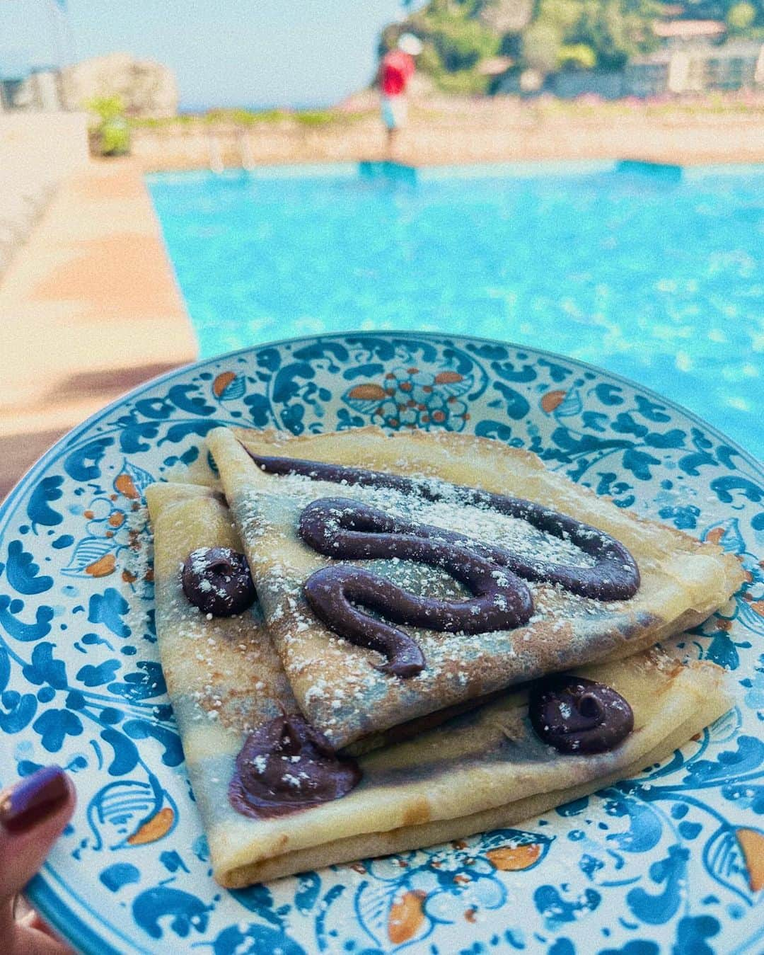 滝沢カレンさんのインスタグラム写真 - (滝沢カレンInstagram)「とある1週間。  夏休みを頂いた夏でした🍉  子供の頃というと、休みという休みが苦手というか、実は好きじゃありませんでした😋  なぜかというと、学校に片想い男がいたからです☺️そんなあまりにも恋に前へ前へな自分が今となっては面白おかしい思い出です。  そんな日から約10年は経ちいただくお休みは すごくしっかり楽しめました🍕  でもやっぱり日本の様子が気になるのは 生まれつきなのか。日本が今どんなことが 起きているのか体質的に気になってしまいます。(そんな長期間離れたわけではない)  今回は、チーズの都🧀 イタリアにようやく、行ってきました😋🍕  チーズ好きであるはずが恥ずかしながら イタリア初渡航です🇮🇹  その分溜まりに溜まったチーズを食べこなしたので、日本でのご褒美日をきっとしっかり1年分使ってしまいました。  大変な食べ三昧です🥹  もう、しばらくは鏡に映る自分と喧嘩しかけるので、痩せるまでは鏡はちょい見で頑張ります😂👍🏼  でもいいのですチーズ🧀がどこを探したって出会えたもんじゃないほどの美味しさでしたので。なんの後悔も見当たりません。  そしてオリーブオイルにパスタ。 どうして本当にこんな美味しいのか、 何度恥ずかしげもなくボーノ！と人差し指を自分の頬に押し付けながら叫んだことか🥹🥹  何もかもが大好きになりました。  さすがチーズの都でした。  大好きな海、大好きなチーズ、大好きな街並み。  これが揃えばあっけなく幸せ最長点ですね🌈  また行けますように🍕😚」8月15日 21時23分 - takizawakarenofficial