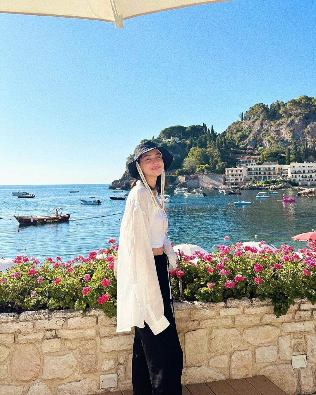 滝沢カレンのインスタグラム：「とある1週間。  夏休みを頂いた夏でした🍉  子供の頃というと、休みという休みが苦手というか、実は好きじゃありませんでした😋  なぜかというと、学校に片想い男がいたからです☺️そんなあまりにも恋に前へ前へな自分が今となっては面白おかしい思い出です。  そんな日から約10年は経ちいただくお休みは すごくしっかり楽しめました🍕  でもやっぱり日本の様子が気になるのは 生まれつきなのか。日本が今どんなことが 起きているのか体質的に気になってしまいます。(そんな長期間離れたわけではない)  今回は、チーズの都🧀 イタリアにようやく、行ってきました😋🍕  チーズ好きであるはずが恥ずかしながら イタリア初渡航です🇮🇹  その分溜まりに溜まったチーズを食べこなしたので、日本でのご褒美日をきっとしっかり1年分使ってしまいました。  大変な食べ三昧です🥹  もう、しばらくは鏡に映る自分と喧嘩しかけるので、痩せるまでは鏡はちょい見で頑張ります😂👍🏼  でもいいのですチーズ🧀がどこを探したって出会えたもんじゃないほどの美味しさでしたので。なんの後悔も見当たりません。  そしてオリーブオイルにパスタ。 どうして本当にこんな美味しいのか、 何度恥ずかしげもなくボーノ！と人差し指を自分の頬に押し付けながら叫んだことか🥹🥹  何もかもが大好きになりました。  さすがチーズの都でした。  大好きな海、大好きなチーズ、大好きな街並み。  これが揃えばあっけなく幸せ最長点ですね🌈  また行けますように🍕😚」