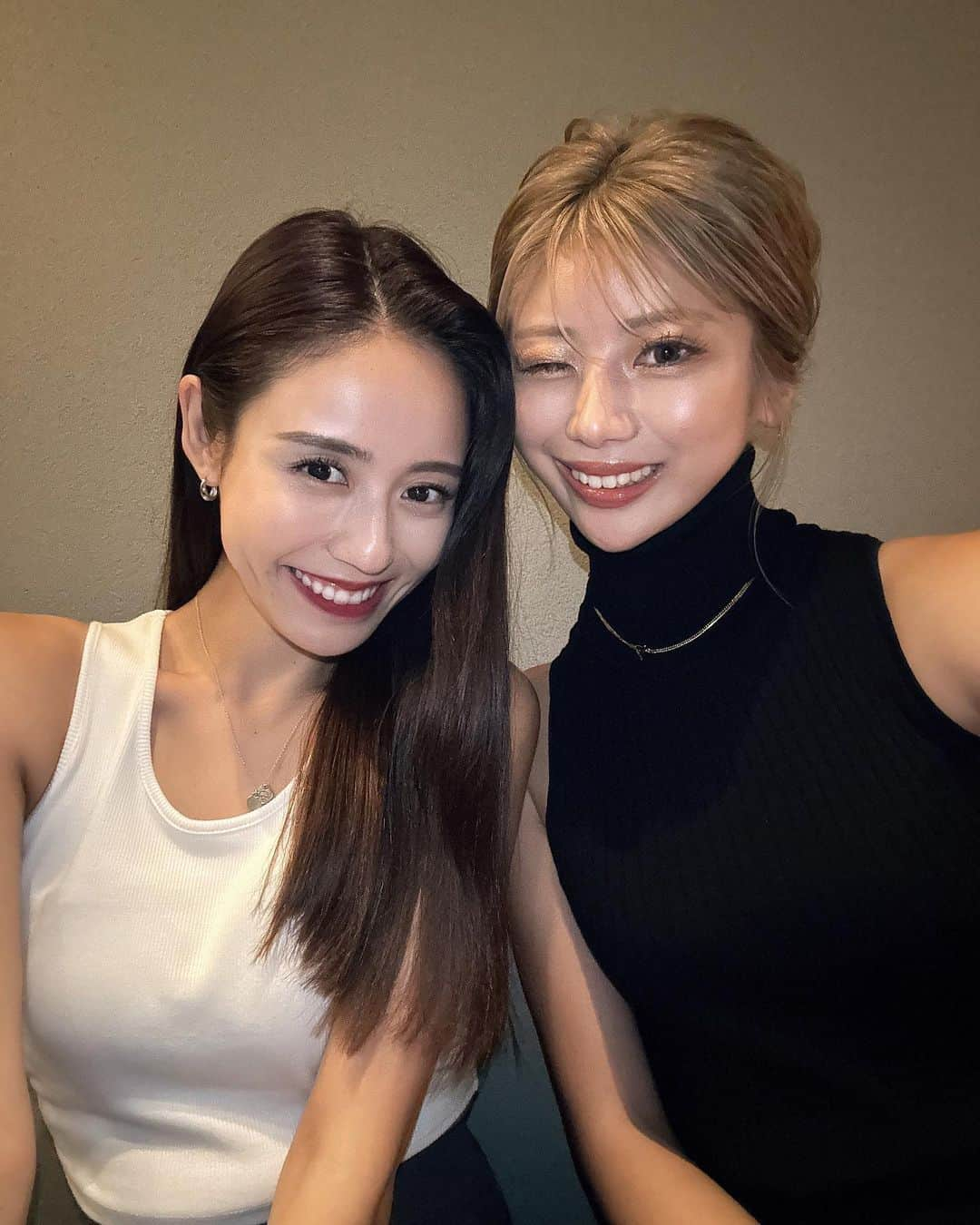 井手口瑞歩のインスタグラム：「👩🏻‍❤️‍💋‍👩🏻 お久しぶりのみんみ❤︎❤︎ ２人で焼肉青華に行ってきました✌🏻 ここめっっちゃ美味しいんよ！！！ 青華特撰コースは最高級黒毛和牛佐賀牛が 食べれるんだけどお肉がとにかく美味しい🐃 お誕生日が近いみんみのサプライズも 対応してもらえたよ🎂 . 中洲からも天神からもキャナルからも 歩いてすぐだけんアクセス良いし 個室あるけんデートにもおすすめ🤫💕 . #福岡グルメ #福岡焼肉 #西中洲焼肉 #西中洲グルメ #中洲焼肉 #みずほのおすすめグルメ #みずほとみんみ」