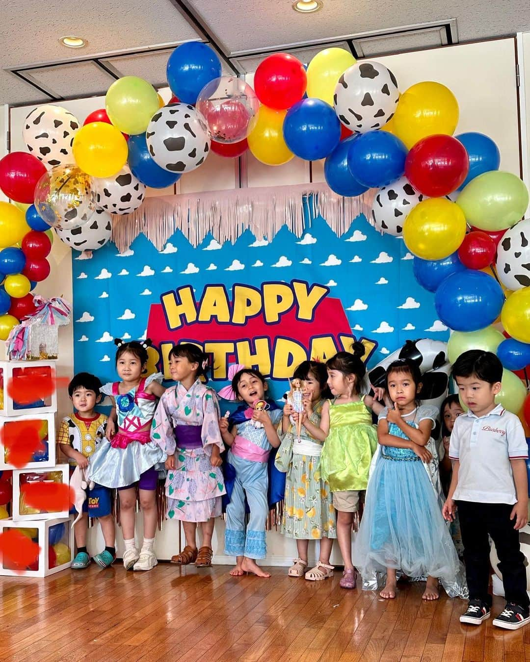 佐々麻梨江のインスタグラム：「４歳のbirthday party🎂 テーマは毎年本人が決めるのだけど今年はボーピープになりたいとのことでトイストーリー✨🎈 プリンセス系は去年もやったしわたしは見飽きてるので(←)勇敢なほうのボーピープスタイルにしました✨(トイストーリー4参照) コスプレをしたお友達も集まってもらって6時間も元気に遊びました❤️ みんなで楽しく仲良く遊んでる姿を見てわたしも幸せ✨ママ友とのおしゃべりの時間も大好き💕 子供がつないでくれた縁に感謝です❤️ * * * 装飾頑張ったねと言われたのだけど、バルーンをマシーンで膨らませてアーチに通しただけなので、今年は結構楽でした💓  ケーキはオーダーしたBopeepケーキと,差し入れでいただいたベアとプリンセスのケーキ🍰どれもおいしかった😍 * * * #kidsbirthday  #4yearsold  #toystoryparty #birsthdaycake #バースデーパーティ」