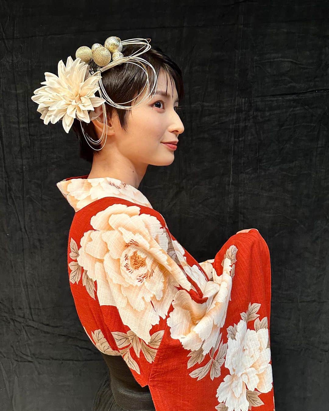 大島璃乃さんのインスタグラム写真 - (大島璃乃Instagram)「「第27回ダンス八木節」オフショ💃✨ 載せるの遅くなってしまってすみません💦  衣装はきものかわいい @kimono.kawaii さん からのご提供です！！ オリジナル浴衣がとにかく可愛くて テンション上がりました☺️❤️‍🔥 着付けはいつもお世話になっている @kimono_niisato 小澤先生がしてくだいました👘 いつもありがとうございます！！！  ヘアメイクは桐生市にある HAIR &MAKE KOTOARIKI @kotoariki さんが してくださいました✨💄 大きなヘア飾りは自分だとなかなかできないので 素敵に仕上げてもらって嬉しかったです☺️ ありがとうございました🩷  またお仕事ご一緒にできるように頑張ります🔥🔥🔥  #小澤笑子 先生 #ことありき さん #和服 #浴衣 #着物 #ヘアアレンジ #ヘアメイク  #浴衣ヘアアレンジ #浴衣ヘア #浴衣女子  #衣装 #ショートヘア #ショートヘアアレンジ  #japan #yukata #yukatagirl #hairmake  #hairmakeup #shorthair」8月15日 21時25分 - oisland_rino25