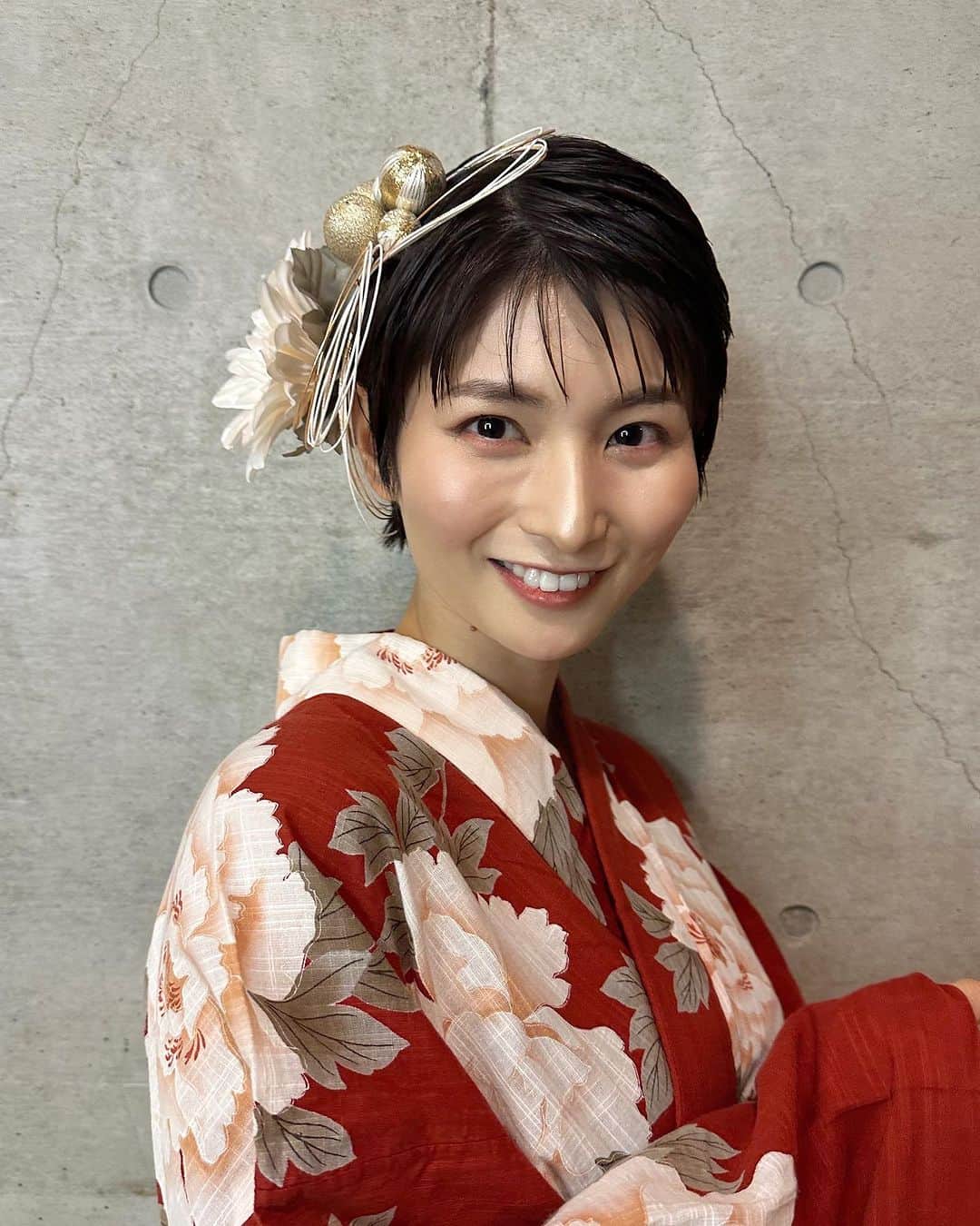 大島璃乃のインスタグラム：「「第27回ダンス八木節」オフショ💃✨ 載せるの遅くなってしまってすみません💦  衣装はきものかわいい @kimono.kawaii さん からのご提供です！！ オリジナル浴衣がとにかく可愛くて テンション上がりました☺️❤️‍🔥 着付けはいつもお世話になっている @kimono_niisato 小澤先生がしてくだいました👘 いつもありがとうございます！！！  ヘアメイクは桐生市にある HAIR &MAKE KOTOARIKI @kotoariki さんが してくださいました✨💄 大きなヘア飾りは自分だとなかなかできないので 素敵に仕上げてもらって嬉しかったです☺️ ありがとうございました🩷  またお仕事ご一緒にできるように頑張ります🔥🔥🔥  #小澤笑子 先生 #ことありき さん #和服 #浴衣 #着物 #ヘアアレンジ #ヘアメイク  #浴衣ヘアアレンジ #浴衣ヘア #浴衣女子  #衣装 #ショートヘア #ショートヘアアレンジ  #japan #yukata #yukatagirl #hairmake  #hairmakeup #shorthair」