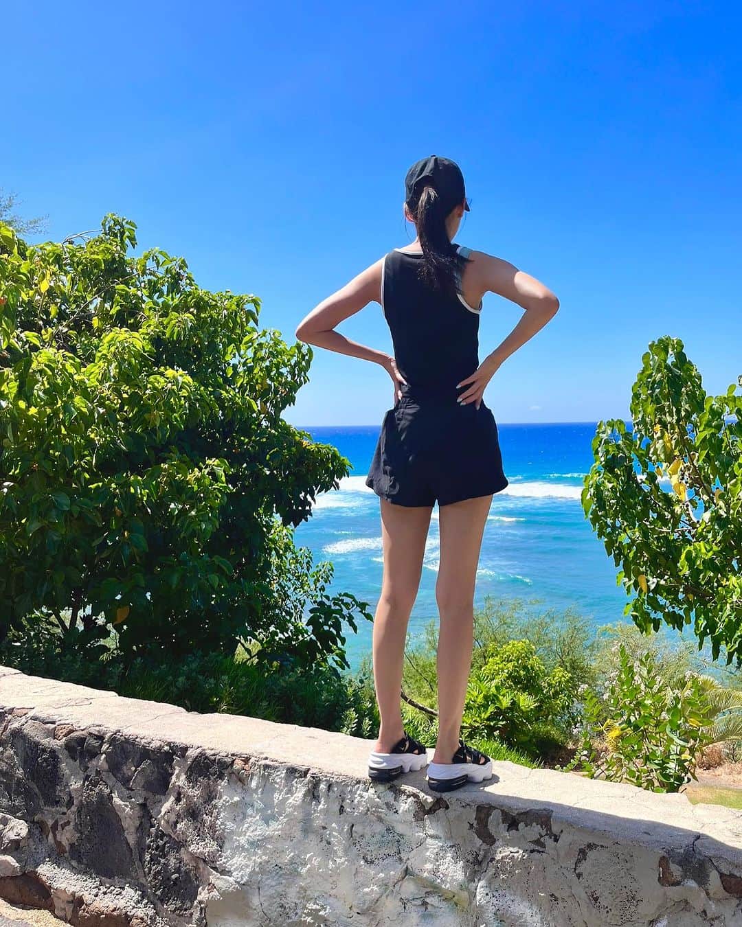 川口優菜のインスタグラム：「. 長文失礼します🙇‍♀️ 私より大変な経験をしている方も沢山いる中で、 こんな事を発信してしまい申し訳ありません。 不快に思ってしまう方は、 どうか優しくスルーしてください🙇‍♀️🙏  ちょうど一年前の今ハワイに、 現実逃避をしに行きました🌺🥥🐬🌴  あの出来事が起きるまでは、 ハワイが特別な場所ではなかったけれど、 今は私にたくさんの勇気を与えてくれた場所へと変わりました！  写真は特別なことは何もないけれど、 今と過去の写真を交互にいれてみました🏹✨🤍🌥  あの時、 15年所属していた事務所を突然辞める事になり。 12歳から続けてきた自分のキャリア。 全てが崩壊したように思えた。  如何にもこうにもならなかった、 現実にただただ心が崩れ落ちてしまった27歳の夏 🍦🌊🍓🌞  一番申し訳なかったことは、 何も関係ない彼氏の近くで毎日泣き崩れていたこと！ 本当に本当にごめんね🥹🙏  私はモデルだけでは売れないし会社に必要がないんだなって。 15年モデルをやっていても、魅力がないと思い知った出来事でした。その現実を受け入れるのには、1年かかったけれど、受け入れてしまえば、気持ちも楽になった。  大きな看板が自分から外れる事は、 なによりも怖かったんだよね！  でも。気づけた事もこの一年で沢山ありました🥺‼️  事務所を離れてから、 自分1人では何も出来ない事にも気づいて、 はじめて自分には、何もなかった事に気づいた！  ここが私が違う事務所に移籍しなかった一番の理由です。  また事務所に入ったら、きっと事務所に甘えてしまう。 それは自分の為にならない感じた。 (もう傷つきたくないと言う気持ちもあったww)  そして自分に何もないならこれからは作り上げたい！ そう思い今に至ります😭  15年モデルをしてきたからって、 自信は消えない。全然そうじゃなかった笑  事務所を離れ15年のキャリアがあっても、 突然自信を失う事だってある。  そんな自分に気づいた事も情けなかった！ 色々な事に気づきすぎて嫌になった1年でもあったけれど、 やっとまた私にも光が見えてきました！  それは皆様からのDMがきっかけです😭💕🙏  YUNAŚCHOICE発売まで何も達成感もなく、 何度も形にならなかったらどうしようとか、 やっぱり自分はダメじゃんってグレそうになったけど。  今やっとこうやって多くのお客様にYUNAŚCHOICEを愛用してもらえるようになり、自分が人にまた必要とされていると気づく事もできました🙇‍♀️  それって、凄く大切なことなんだなって思います。 そんな今は生きた心地がして最高に気持ちいい！！🥲  本当にありがとうございます。 きっとこれは神様が私に与えてくれた試練。 そしてこれが私の新しい人生の道。 そう受け入れるようになってから、 また楽しい毎日が始まりました😭  周りにどう言われようと、 行きたい場所へいく。  その気持ちを忘れないで、 また明日から東京で頑張りたいと思います。  この一年荒れまくりな私を、 サポートしてくれた皆様本当に心救われました。 本当に本当にありがとうございました。  もう私は大丈夫です！笑　 新しい人生を受け入れたので、これからは仲良くCELFISH氏と共にコツコツぶれないで頑張っていきます🙇‍♀️🙇‍♀️  CELFISHは会社名ですが友達です🤣  いきなり大きなことは出来ないけれど、 ''誰かの涙を次は私が救える為にも'' YUNAŚCHOICEは今後も成長していきます。 引き続きこれからもよろしくお願い致します😭💕🙏  そして、 いつも隣で道を正してくれた彼氏よ！ 本当にありがとう！そして一年後に円安の中ハワイに連れてきてくれてなんであなたは優しい人なの。。将来介護するね☺️w  そして商品を形にしてくれた、 原料メーカー様には感謝しきれません。  ハワイ本当にありがとう。 #YUNAŚCHOICE #手のあざは蚊に刺されかきまくったらあざになった物ですw #全くDVではありません🙏」