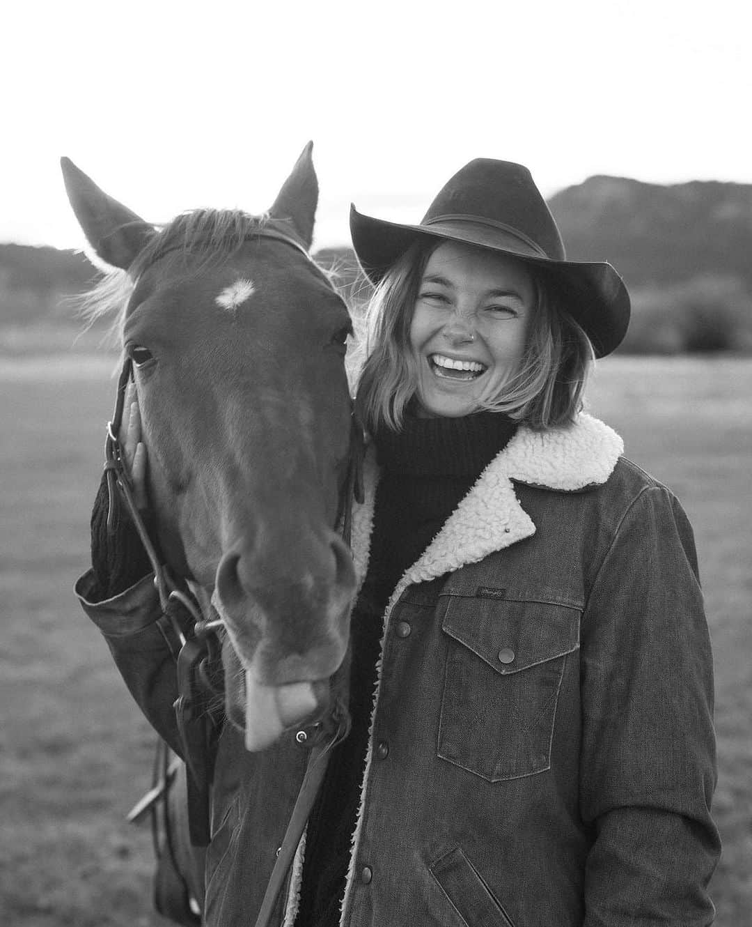 ブリジット・マルコムのインスタグラム：「Feeling very ready to get back to the @diamondcrossranch ❤️」