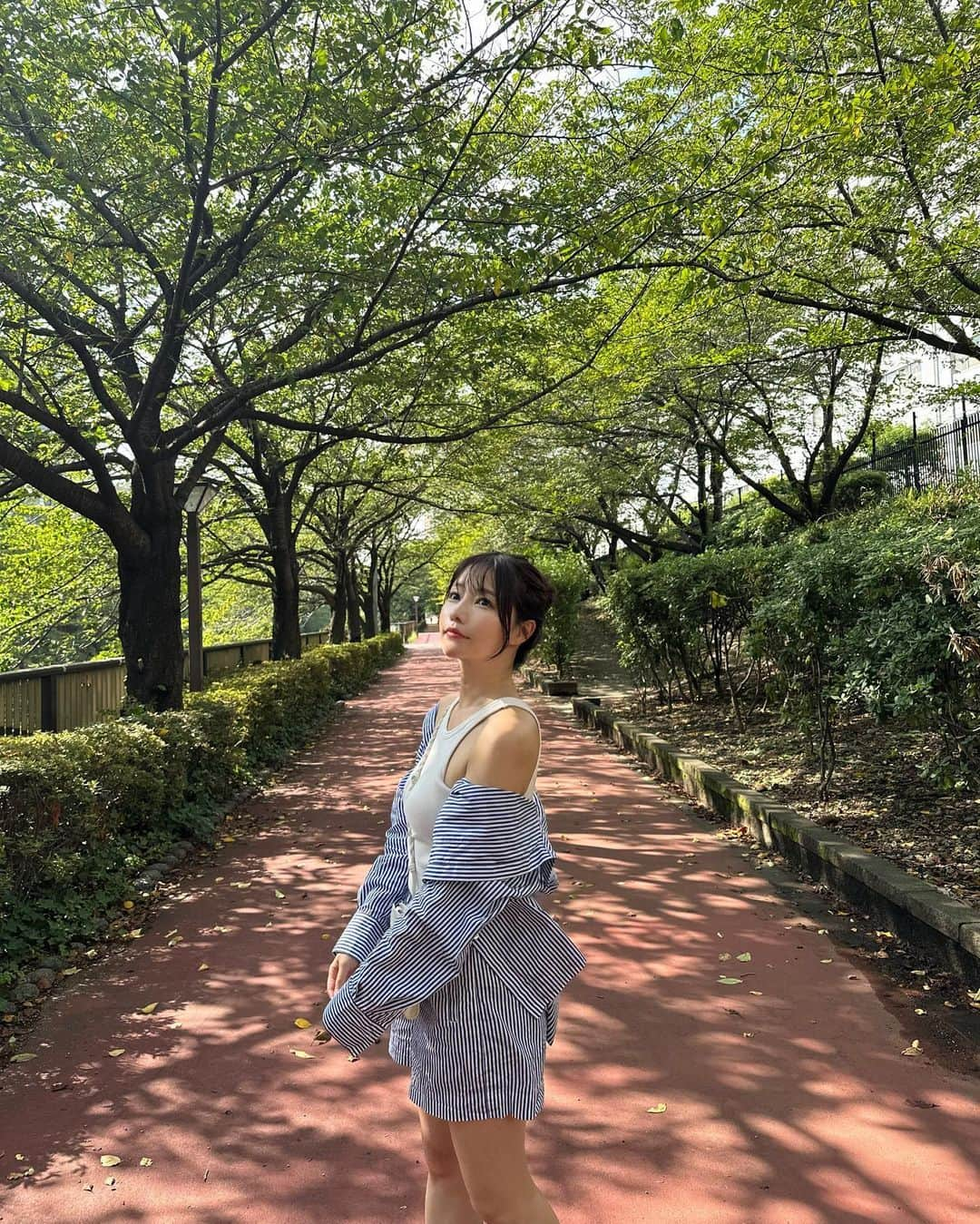 山内あいなのインスタグラム：「お散歩〜😌🌿 ⁡ Cenciのセットアップサイズ感も良くて足出ししてもカジュアルな雰囲気がお気に入り🤍 さすがちーちゃんだわ🥹 展示会お疲れ様🫶🤍🤍🤍 ⁡  #Cenci #センチ #小柄ブランド #低身長ブランド #セットアップ」