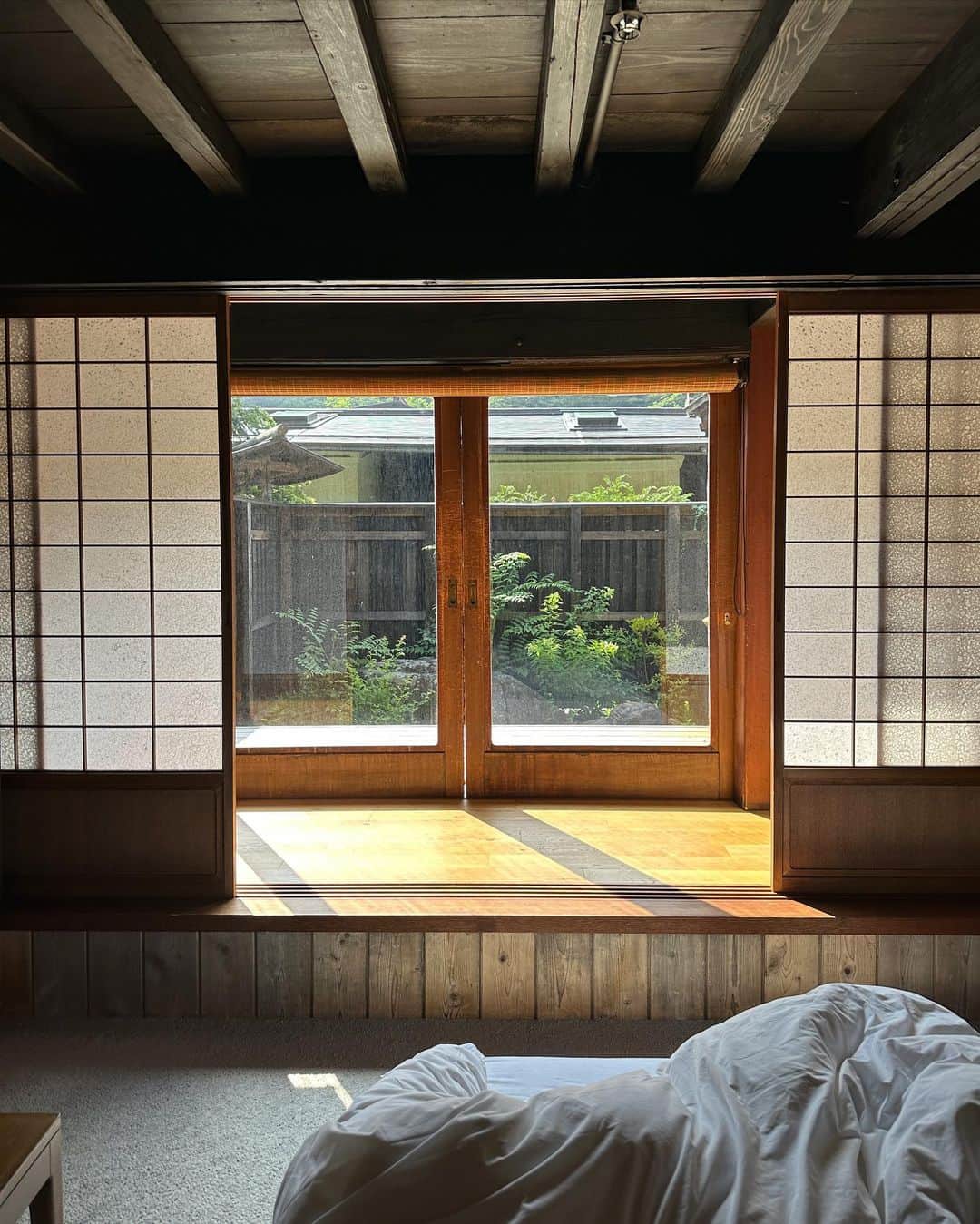 三條場夏海さんのインスタグラム写真 - (三條場夏海Instagram)「. 奈良井宿で泊まったお宿は @byaku_narai  昔からある酒蔵をお宿にしたみたいで、 奈良井宿の中でも際立ってモダンなお宿でした。 しかも一部屋一部屋コンセプトが異なっていて同じ部屋は無いみたい。 そのお部屋選びから楽しめるのも魅力の一つ。  私達が泊まったお部屋は百五(105)🚪 部屋が床下になっていて 朝起きた時に見える1枚目の景色が たまらなく贅沢な気持ちになったの。 今までは広ければ広いほどお宿は楽しい みたいな感覚があったけど、 こちらに泊まってちょっと感覚がまた変わったかも。  更に食事が本当に全て美味しくて。 全ての食材がこの土地に馴染みのあるもので、 説明も丁寧だしソフトドリンクのペアリングコースがあったの…！🍷飲まない派の私まで楽しめて本当に大満足。  特別な時間を過ごしたい方にとにかく お勧めしたい素敵なお宿⛰️ 日本の素敵な場所、もっと探したいなぁと強く感じる旅行でした♡  #奈良井宿 #byakunarai #長野旅行」8月15日 21時39分 - natsumi_sanjouba