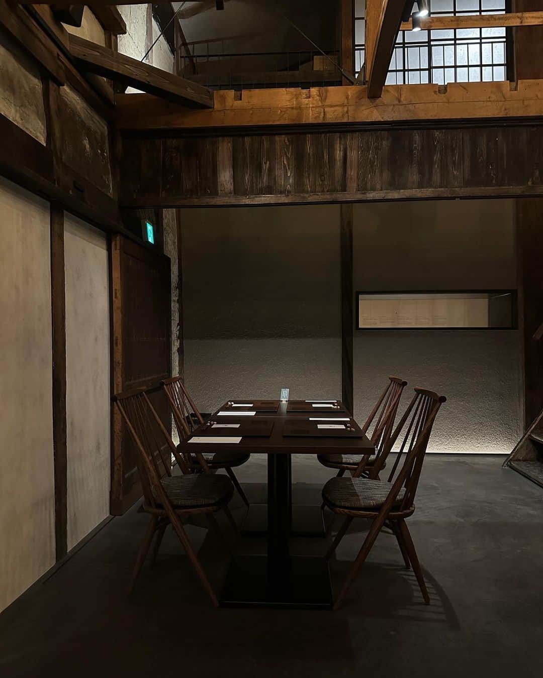 三條場夏海さんのインスタグラム写真 - (三條場夏海Instagram)「. 奈良井宿で泊まったお宿は @byaku_narai  昔からある酒蔵をお宿にしたみたいで、 奈良井宿の中でも際立ってモダンなお宿でした。 しかも一部屋一部屋コンセプトが異なっていて同じ部屋は無いみたい。 そのお部屋選びから楽しめるのも魅力の一つ。  私達が泊まったお部屋は百五(105)🚪 部屋が床下になっていて 朝起きた時に見える1枚目の景色が たまらなく贅沢な気持ちになったの。 今までは広ければ広いほどお宿は楽しい みたいな感覚があったけど、 こちらに泊まってちょっと感覚がまた変わったかも。  更に食事が本当に全て美味しくて。 全ての食材がこの土地に馴染みのあるもので、 説明も丁寧だしソフトドリンクのペアリングコースがあったの…！🍷飲まない派の私まで楽しめて本当に大満足。  特別な時間を過ごしたい方にとにかく お勧めしたい素敵なお宿⛰️ 日本の素敵な場所、もっと探したいなぁと強く感じる旅行でした♡  #奈良井宿 #byakunarai #長野旅行」8月15日 21時39分 - natsumi_sanjouba