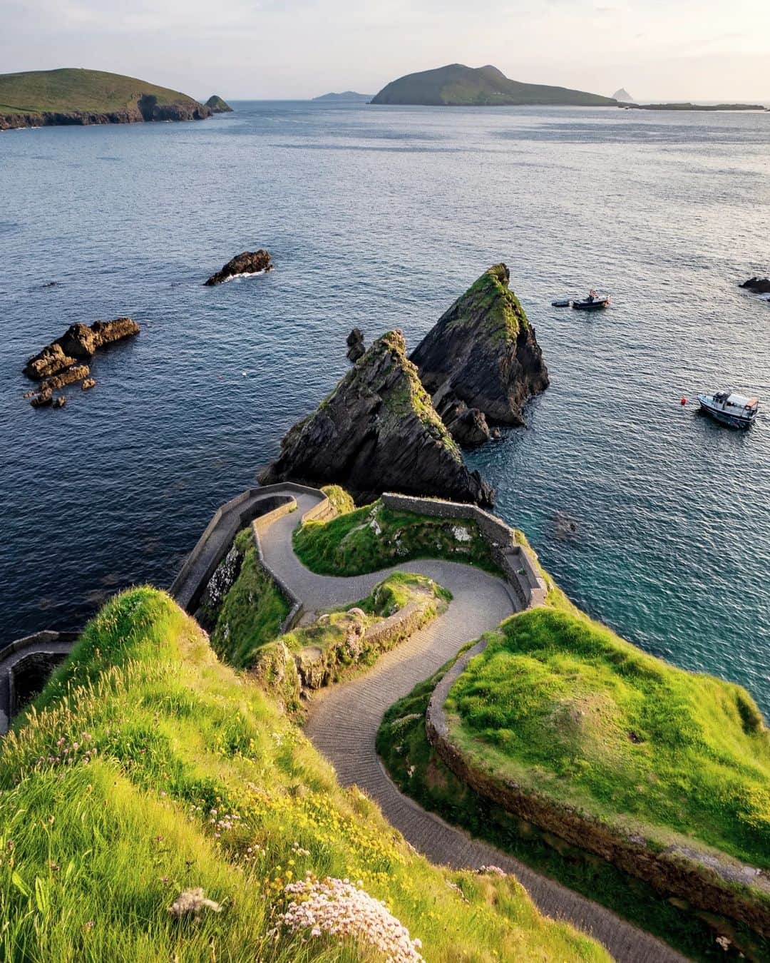 Rich McCorさんのインスタグラム写真 - (Rich McCorInstagram)「ad| Ireland is known as the Emerald Isle - the most luscious greens decorate the fields and the landscapes here, so I've put together a few of my favourite locations along the @thewildatlanticway where the greens really pop:  Slea Head Drive (well worth driving it at sunset)  Dunquin Pier (with the Skellig Islands on the horizon)  Kylemore Abbey (home to a Benedictine order of nuns)  Lough Gummeenduff (it's also worth driving a little further to find the abandoned slate house)  Scarriff Islands viewpoint (on the Ring of Kerry)  @TourismIreland @thewildatlanticway #WildAtlanticWay #FillYourHeartWithIreland」8月15日 21時33分 - paperboyo