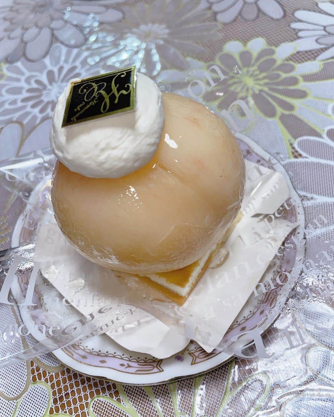 のインスタグラム：「美味しかった〜🍑  #北海道  #スイーツ  #一系と庭 #一系　と、庭 #sweets #桃 #桃スイーツ」