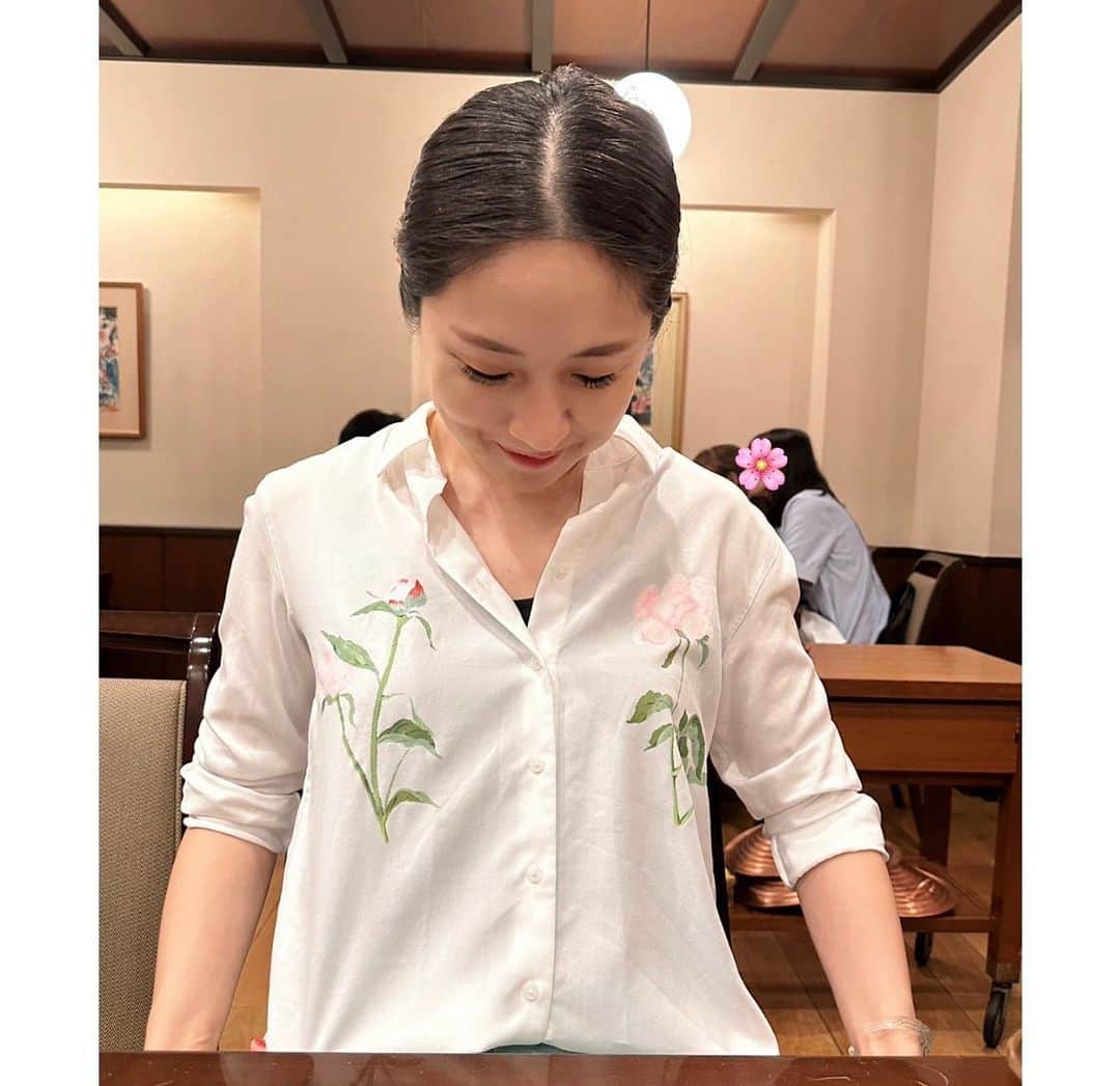 犬山紙子さんのインスタグラム写真 - (犬山紙子Instagram)「へへへ 自分で描いたシャツ、すごく気に入った。 これでテレビも出よう☺️  #ペイント　#リメイク　#アクリル画 #布用アクリル絵の具」8月15日 21時37分 - inuyamakamiko