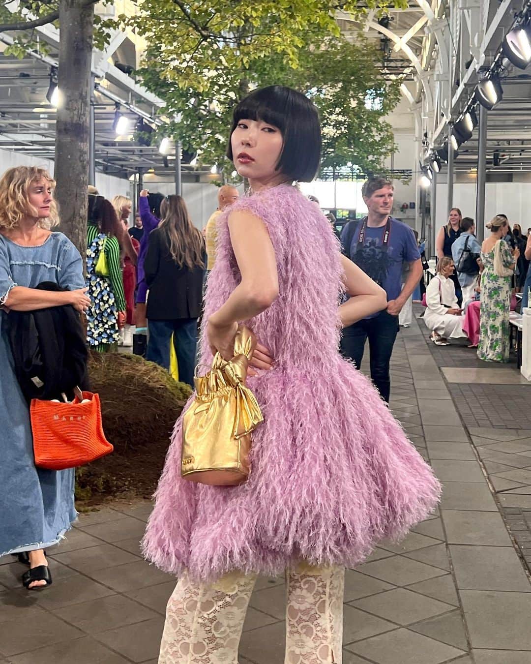 のインスタグラム：「コペンハーゲンおしまい🇩🇰 楽しんで見てもらえたかな〜？  実はコペンで１つ挑戦したことがあるんだ！最後の動画にヒントを残しておくよ〜☁️☺️ またすぐに投稿するから通知オンで待ってて〜♡  投稿いつもリアクションしてくれてるみんなありがとう🩵 うれしいよ毎度！  #コペンハーゲン #デンマーク#Copenhagen#Denmark#cphfw #コーデ#コーディネート #ドレス#dress」