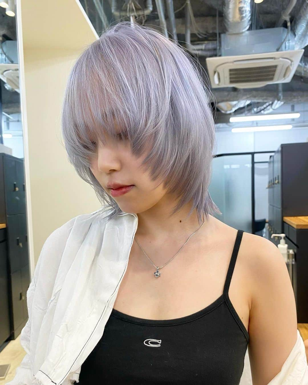 きぬがわひかるのインスタグラム：「〝white purple〟  mash wolfとハイトーンの組み合わせです◎  顔まわりは軽くしすぎずザクザクっとした質感にしております🙌🏻」