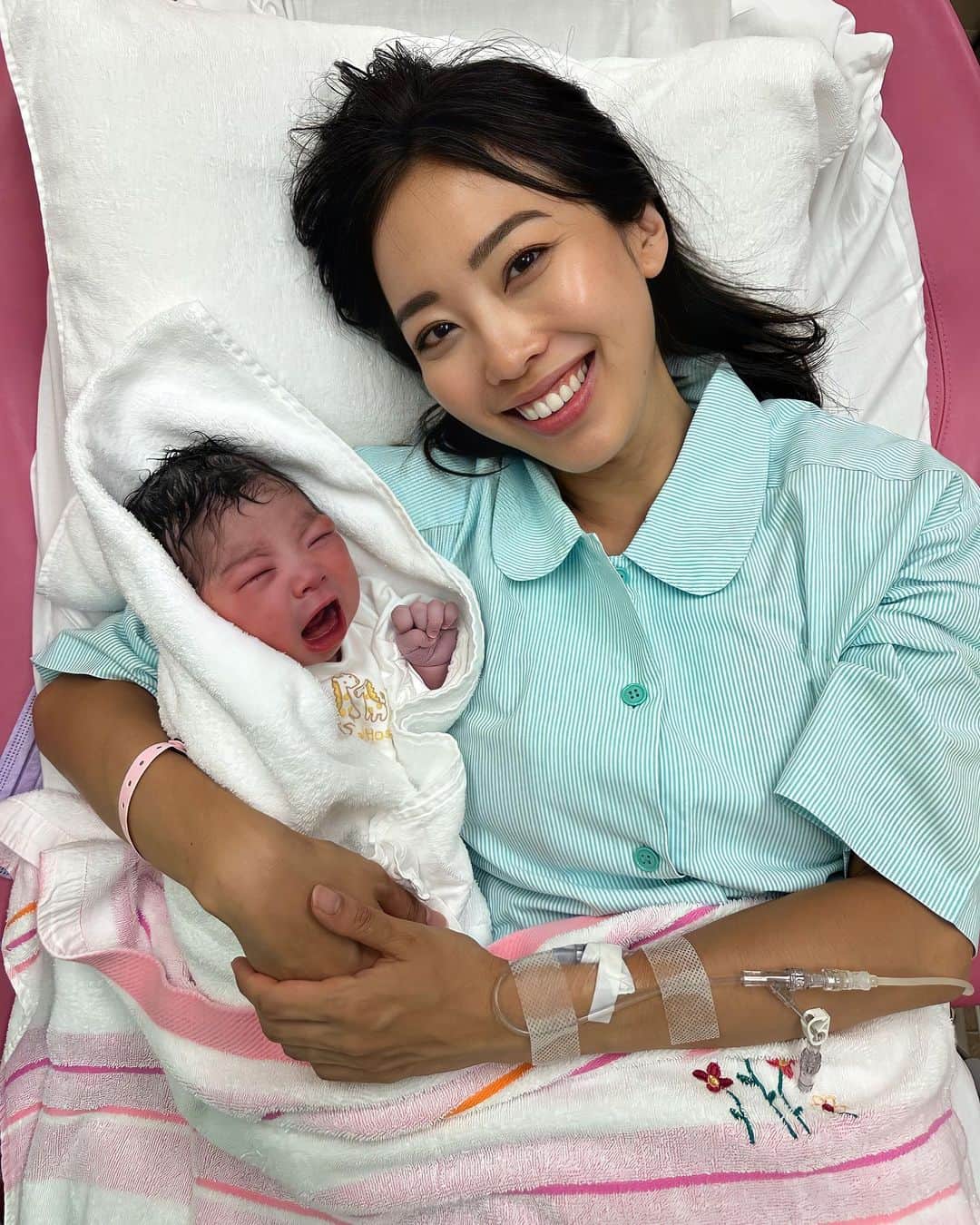 吉井絵梨子さんのインスタグラム写真 - (吉井絵梨子Instagram)「Our little one has arrived👶🫶  本日、第3子となる女の子を出産しました。 私たちのところに来てくれてありがとう。  妊娠後期は、ちょうどミス・グランド・ジャパン＆ミスター・ゲイ・ジャパンの日本大会でした。 無理をしないようにと、ご配慮くださった関係者の皆さま、本当にありがとうございました。  一緒に子どもの誕生を楽しみにしてくれた友人、サポートしてくれている家族。 そして、今回も出産に立ち会い、頑張れーっと手を握ってくれた主人。 本当にありがとう。 みんなの優しさがあって今日を迎えられました。  また、お留守番をしている4歳の娘からは、さみしいとメッセージや電話をたくさんもらって、私がホームシックになってしまいました😢  自分自身が３人きょうだいですが、育てるとなると未知です。子どもたちが、このおちびちゃんを迎えて、どう一緒に成長していくのか。 私たち親も一緒に成長させてもらうつもりで、この子たちと楽しく全力で向き合いたいと思います。  今後も親子共々どうぞよろしくお願い致します。  #happybirthday  #babygirl  #welcometotheworld  #baby #iloveyou  #新生児 #産まれてきてくれてありがとう  #出産  #８月１５日生まれ」8月15日 21時41分 - supermamaeriko