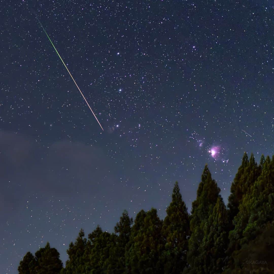KAGAYAのインスタグラム：「ペルセウス座流星群の流れ星とオリオン大星雲。 流れ星の右、縦に並んでいるのがオリオンの三つ星。 右の赤い広がりがオリオン大星雲です。 構図の中に流れ星が入るのを期待してシャッターを切り続けました。 （昨日未明、富山県にて撮影） 今日もお疲れさまでした。  撮影データ カメラ：SONY α7R IV レンズ：SIGMA 85mm F1.4 DG DN 絞り開放　露出4秒　ISO8000　三脚にて固定　トリミングあり 2023年8月14日03時18分 #ペルセウス座流星群 #富山 #星空 #starphotography #sonyalpha #α7iv」