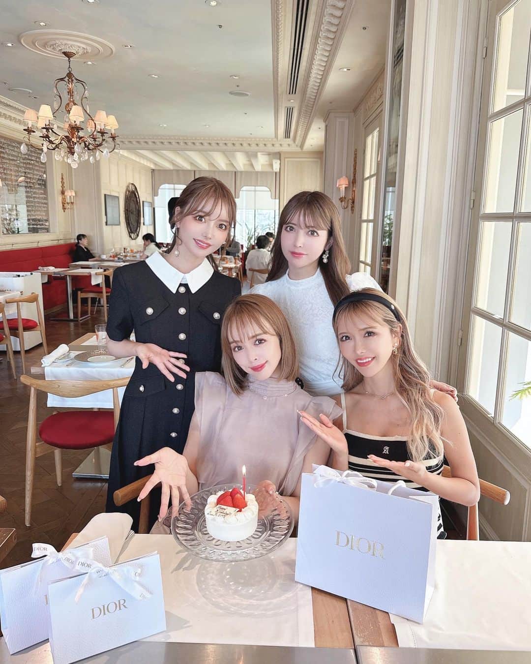板橋瑠美のインスタグラム：「先日お祝いしてもらった時の幸せな光景❤︎  大好きな双子の可愛い癒やしと面白いトークネタのギャップにいつも沼ってます❤︎ ちえちか今年もありがとうーーー💓💓  また女子会しようねー❤︎  そして最近結婚したおめでたいつーちゃんとも今年遊んだりゴルフ行ったりするようになって((((･´ω`･))))  可愛い子ちゃんたちに囲まれた お祝いは、本当に幸せでした❤︎  可愛すぎるお店のチョイスも流石すぎでした^ ^  また集まろうー💓LOVE」