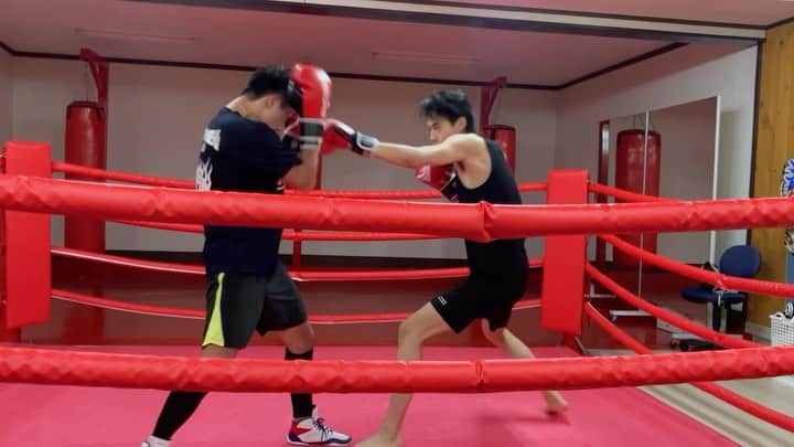 村松健太のインスタグラム：「日出高校の同級生 現役プロボクサーの「村松空翔」選手とマススパー！  なんと6年ぶりの再会😭しかも同じ名字なの！笑  練習後は俺の家で焼肉パーティーしてお泊まり会 今日はありがとう！🔥  俺の通ってるジムはこちら↓  埼玉県久喜駅にある『ジーニアスジム』  無料駐車場12台完備 現在、入会金0円無料キャンペーン中  格安の月謝、月会費！技術が高レベルで一番安い詳細！極真空手全日本王者＆キックボクシング5冠チャンピオン一流指導 場所:埼玉県久喜市吉羽295（久喜市立正佼成会の隣にジーニアスジムがあるよ）  プロ・アマ・一般男性　税込み6,600円 女性・中学生・高校生　税込み4,400円 小学生　　　　　　　　税込み3,300円 ビジター1回　　　　　 1,000円(税込み価格)  無料体験有！！ 無料駐車場12台有！！ 定休日　毎週月曜日  練習時間：15時～22時 ジーニアスジム：連絡先 電話 080-7585-1225 メール team19701225@gmail.com  #ボクシング #スパーリング  #ブレイキングダウン #極真空手  #マススパー  #キックボクシング」